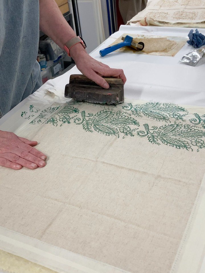 So at the end of the block printing workshop yesterday @creativecourseskent, once everyone had finished their own individually designed block printed cushions or napkins, I got out my Indian block printing blocks for everyone to try. These blocks are