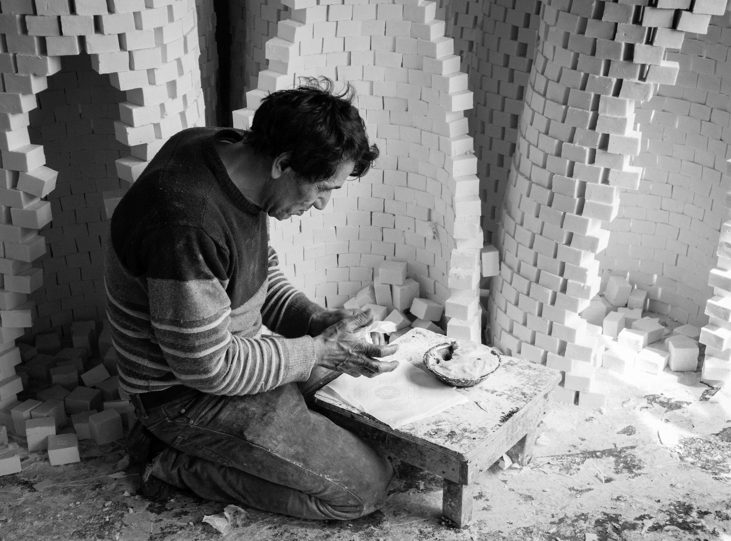 Touqan worker wrapping Muftahain soap (Nablus, 2019)