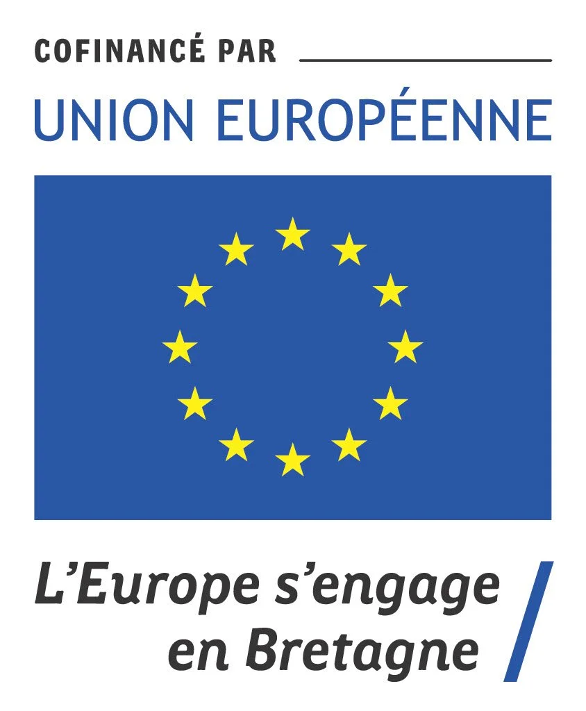 Logo de l'Union européenne avec drapeau bleu et étoiles jaunes, texte en français indiquant que l'Europe s'engage en Bretagne.