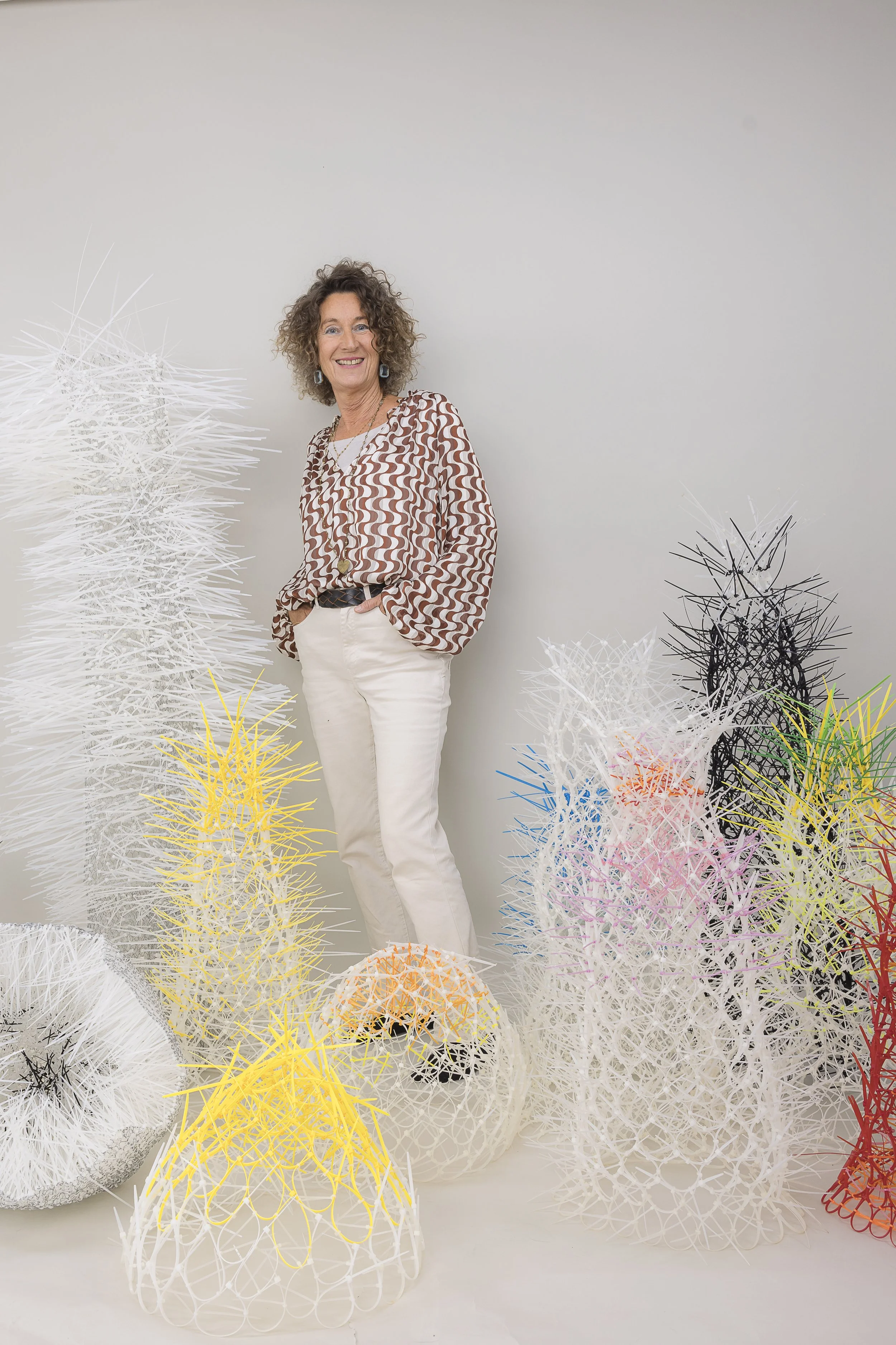 -delicate touch of otherness-
versch. Größen. Die in meiner Werkreihe entstehenden Objekte aus Kabelbindern fasse ich unter der Bezeichnung „weed" zusammen. Ich denke „Unkraut“ ist das richtige Wort für ein Gewächs das nicht vergeht. Diese Objekte sc