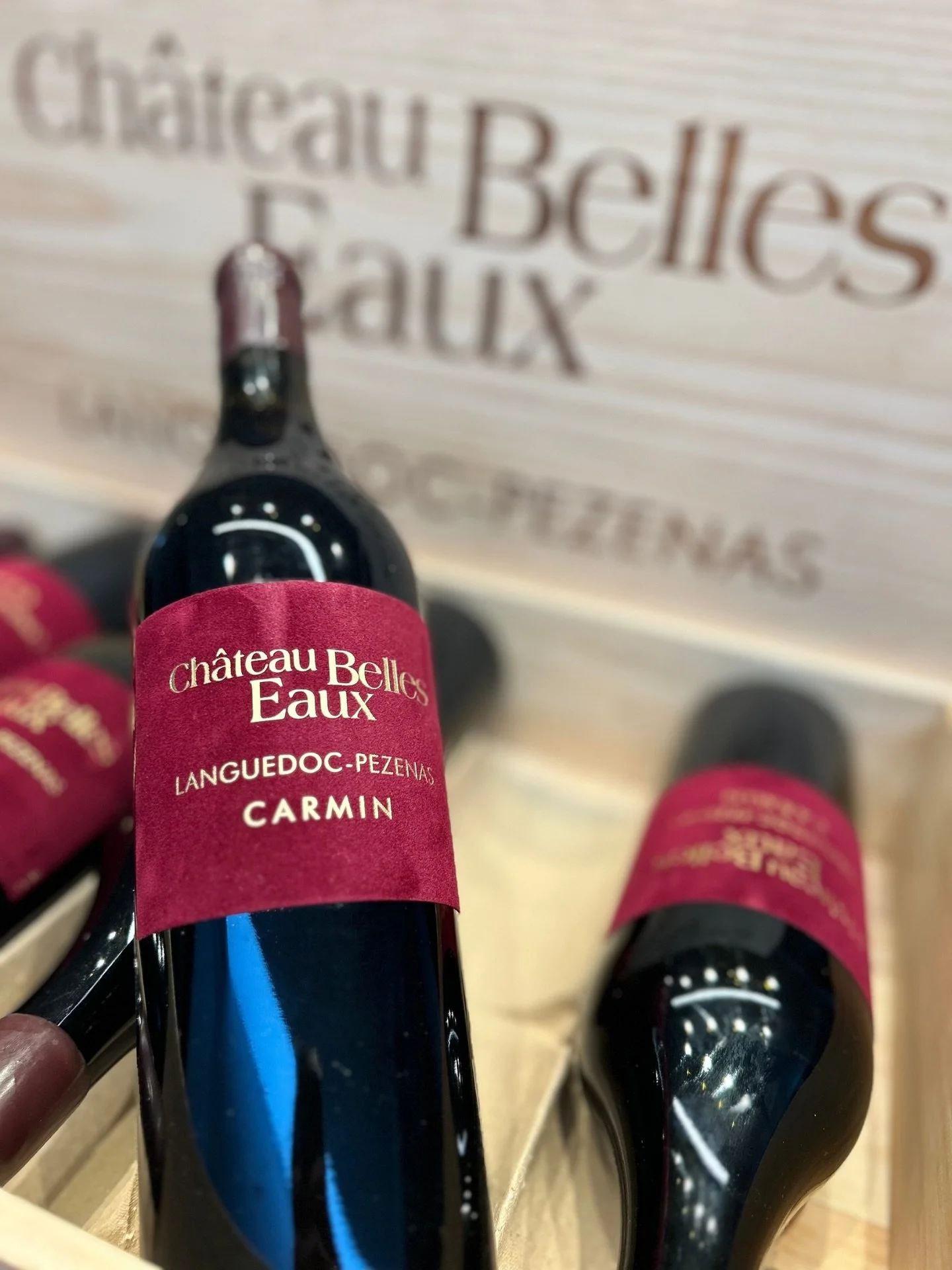 Fluweel op het etiket, fluweelzacht in &lsquo;t glas. Nieuw in het rek, klaar voor de herfst.🍷🍁 #languedocp&eacute;zenas #syrah