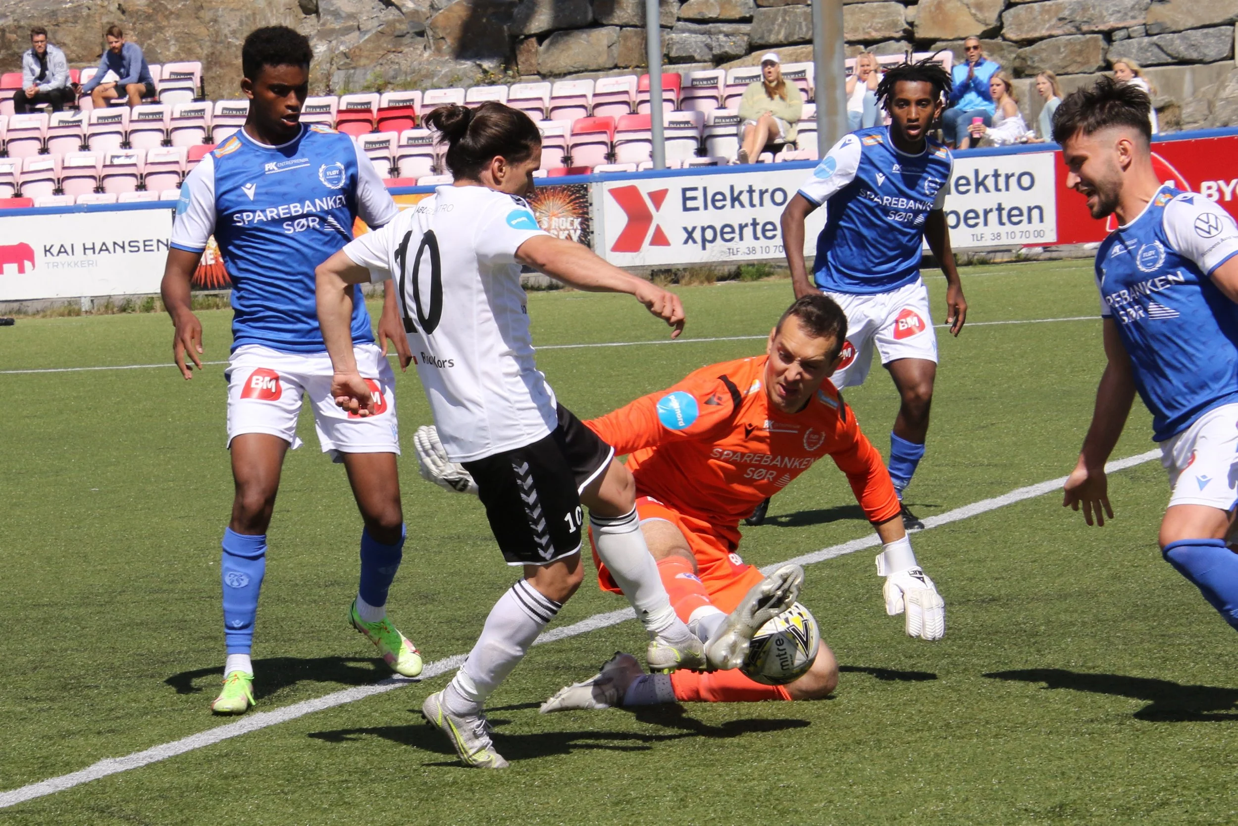 Bare nesten mot Fløy