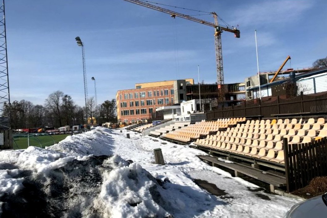 Nå starter rivinga av hovedtribunen