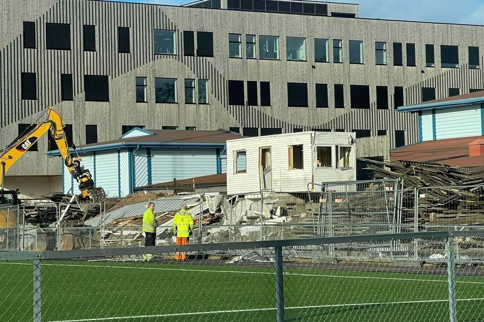 Nå er rivinga i gang