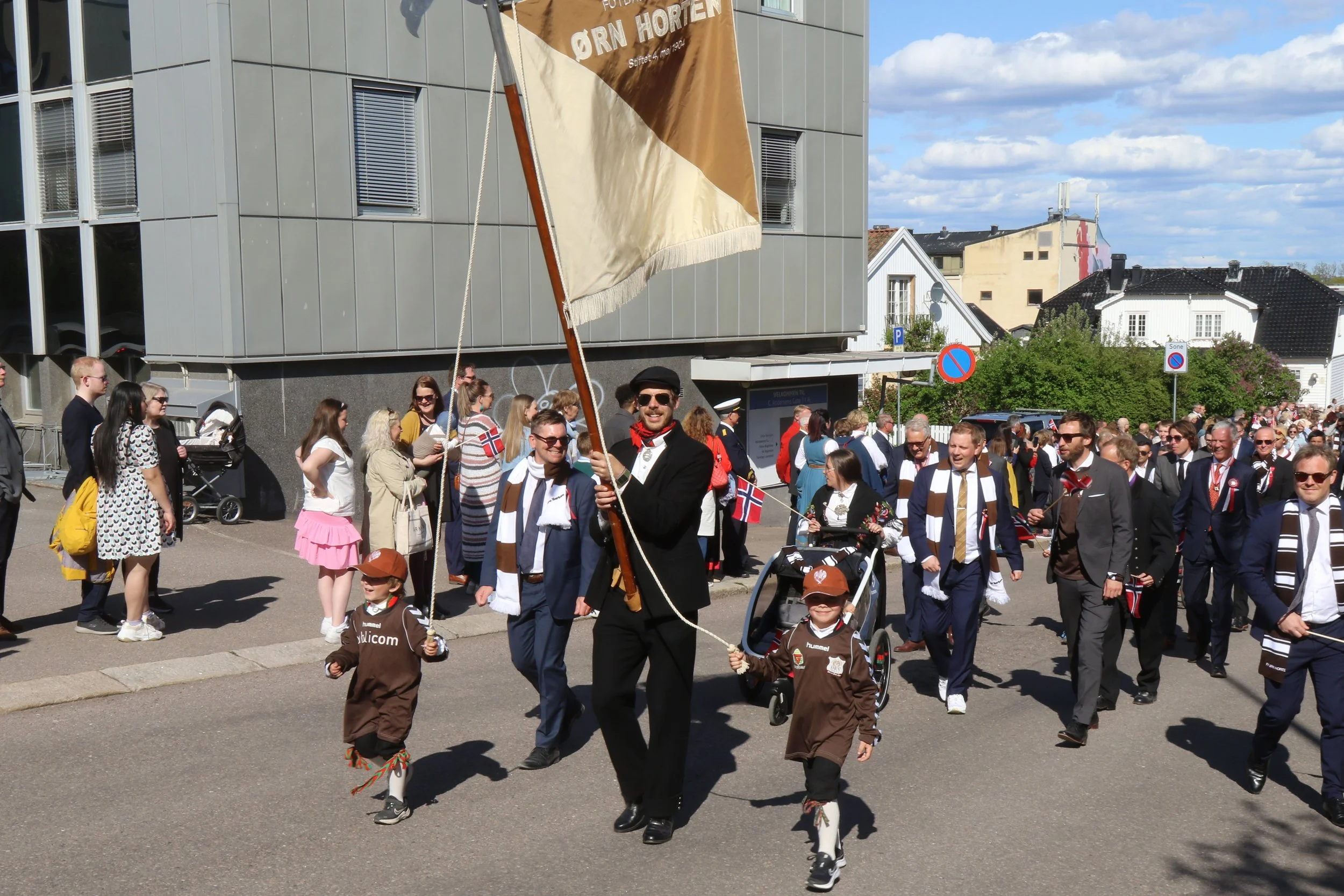 Flott Ørnmarkering i Borgertoget 