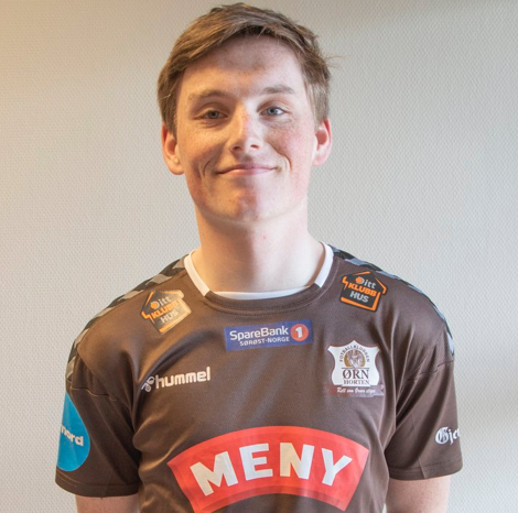 En lokal unggutt er med videre