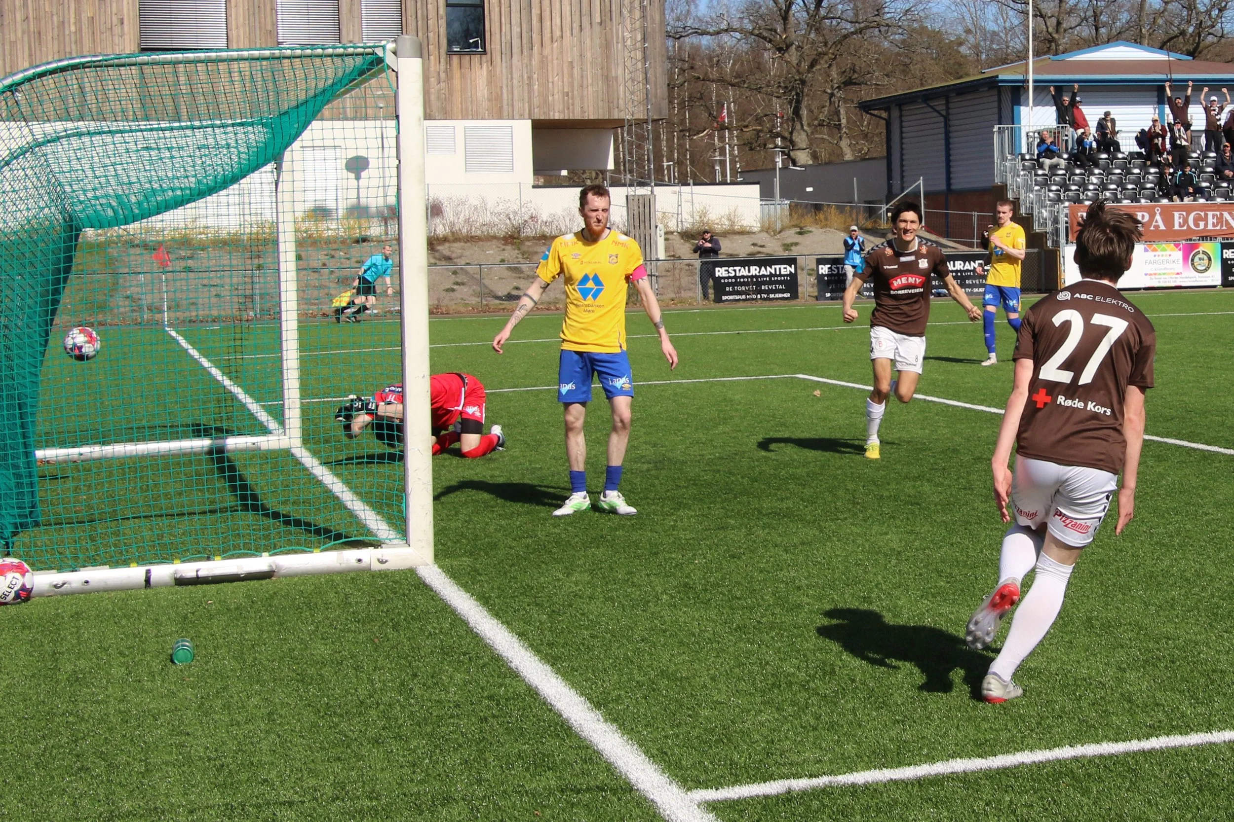 Tidlig kampstart på mandag