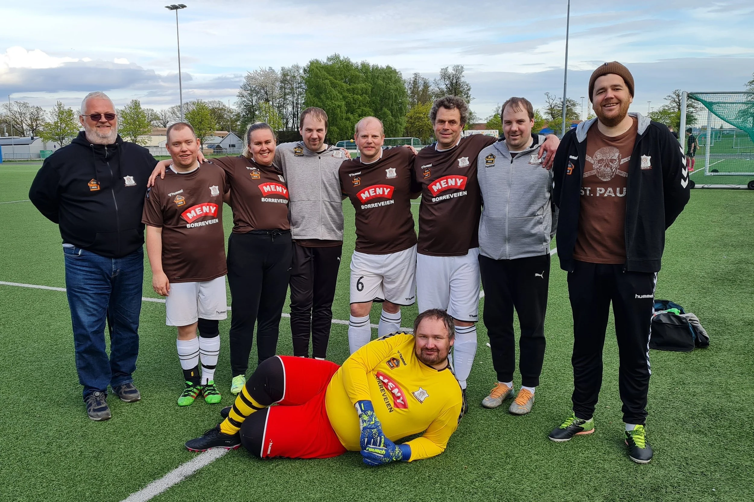 Målfest i tidenes første seriekamp