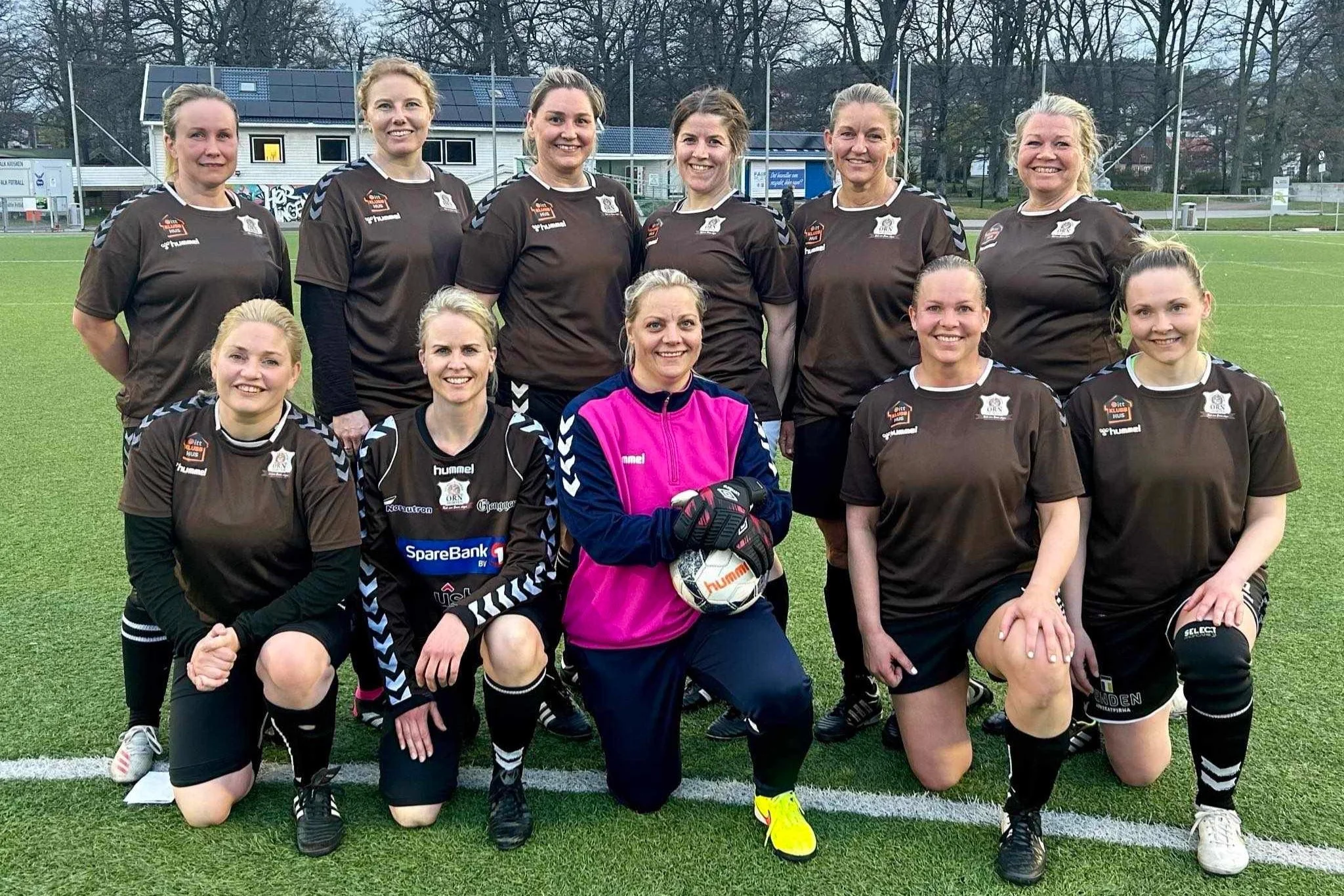 I morgen smeller det på kunstgresset