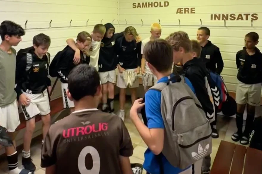 G14 slo naboen i deres lekegrind i kvalik til interkrets