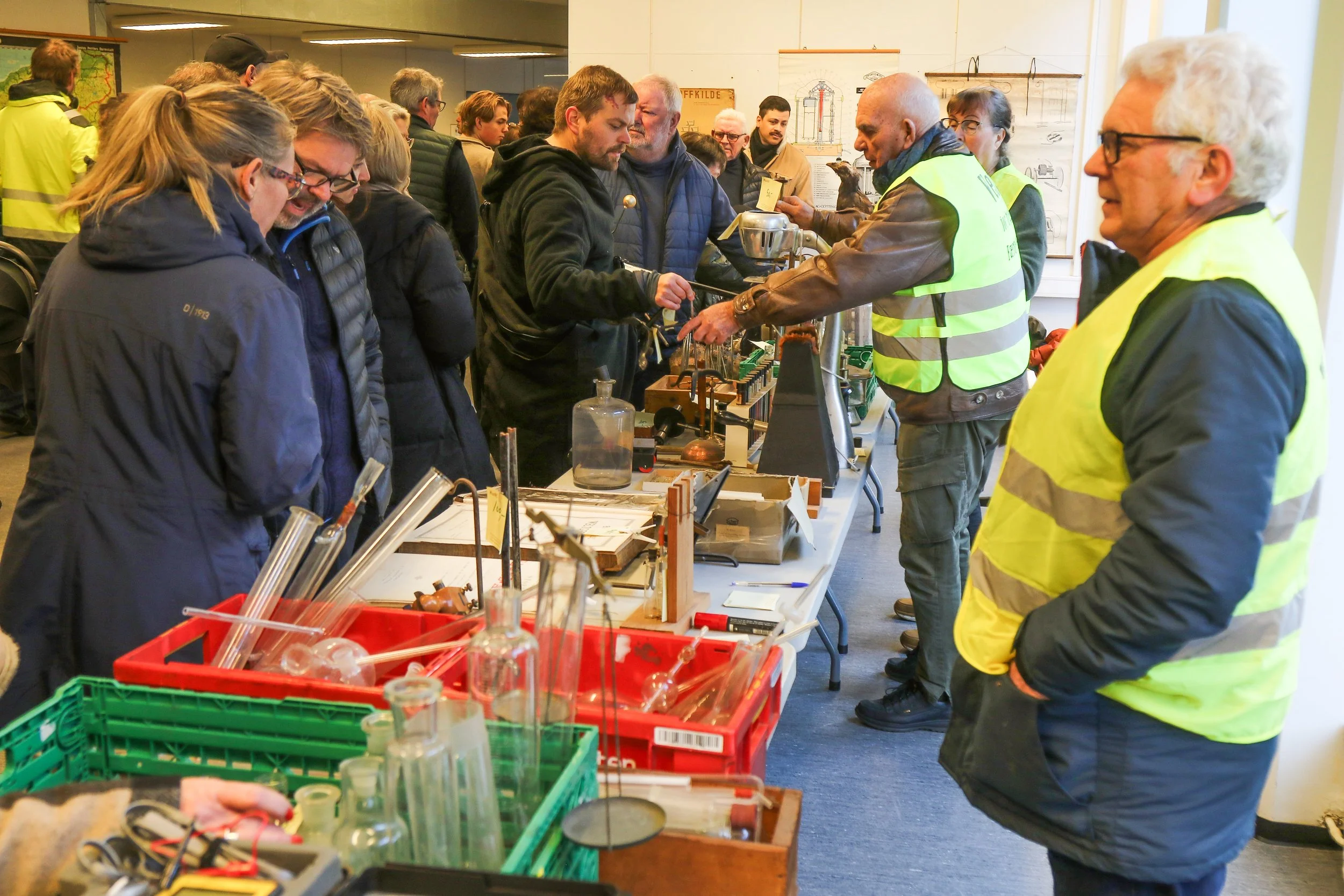 Stri strøm av nysgjerrige kunder