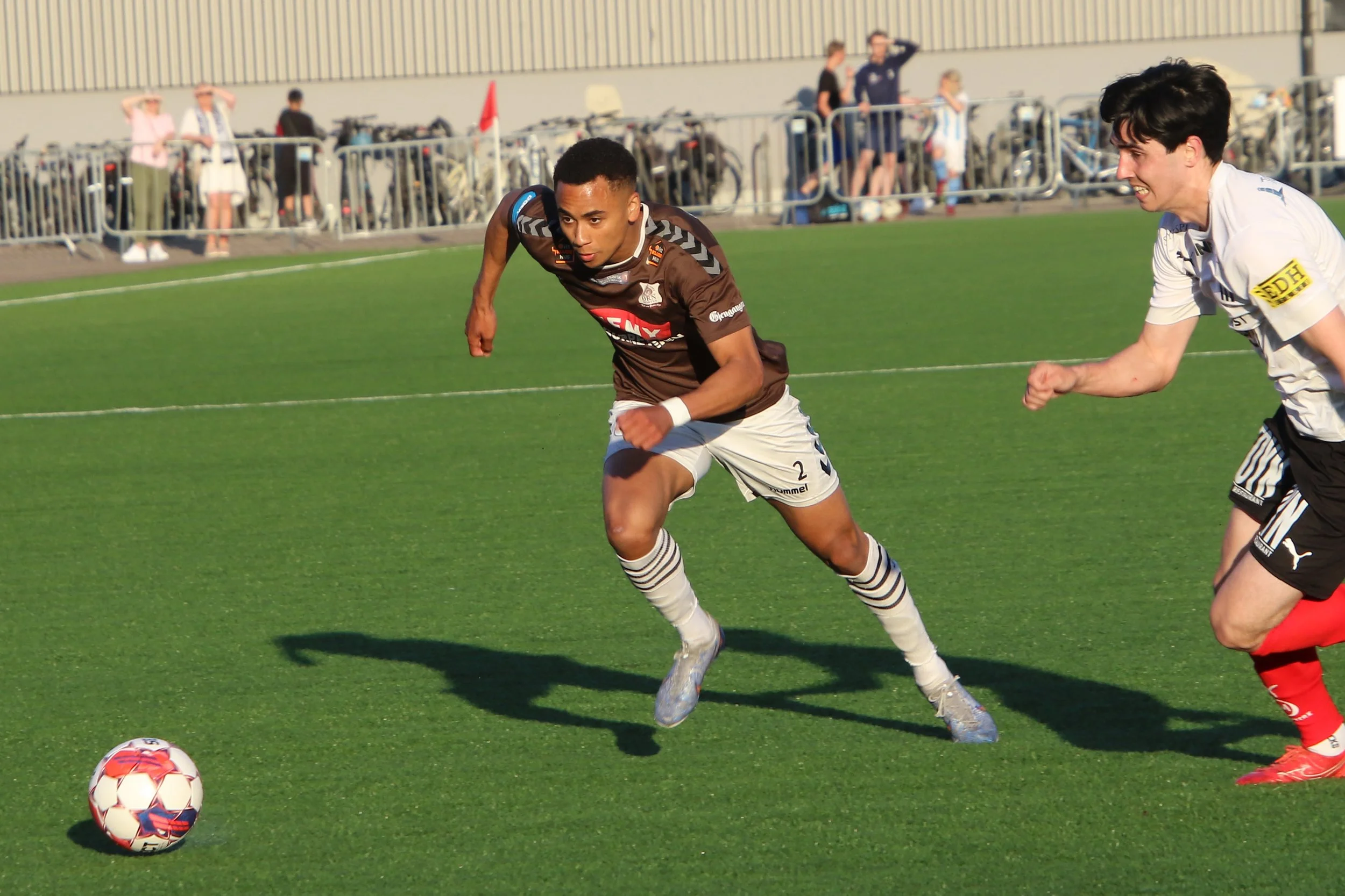 Leroy blir med videre