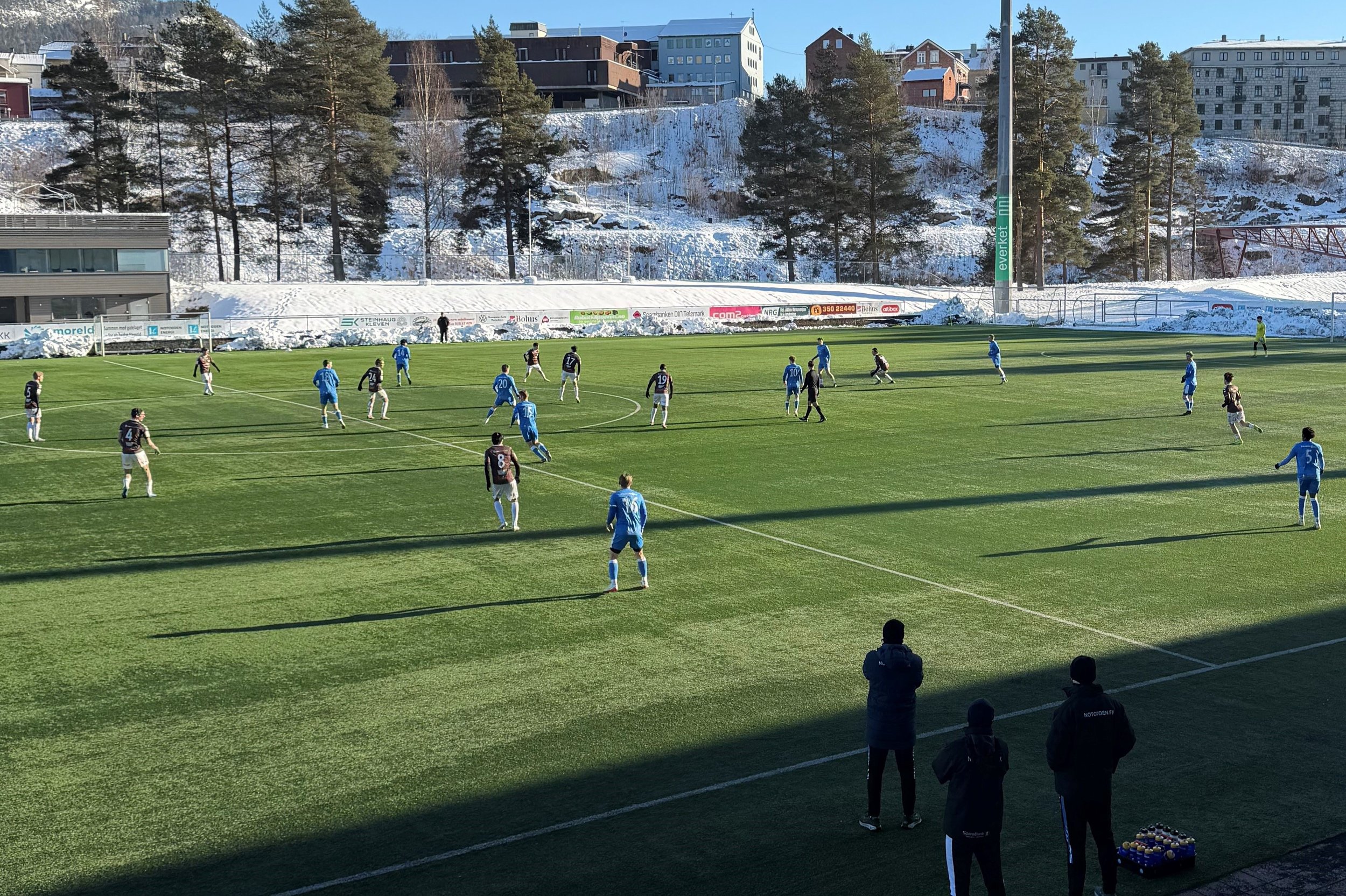 Kalde forhold, men spillet varma