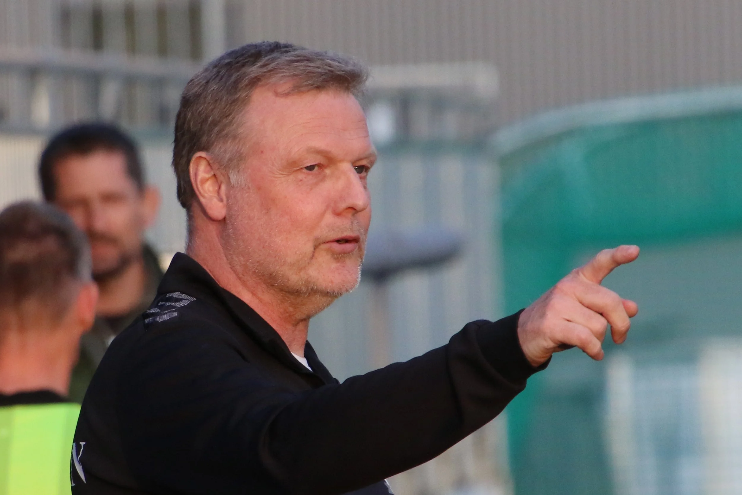 Søker assistent til damelaget