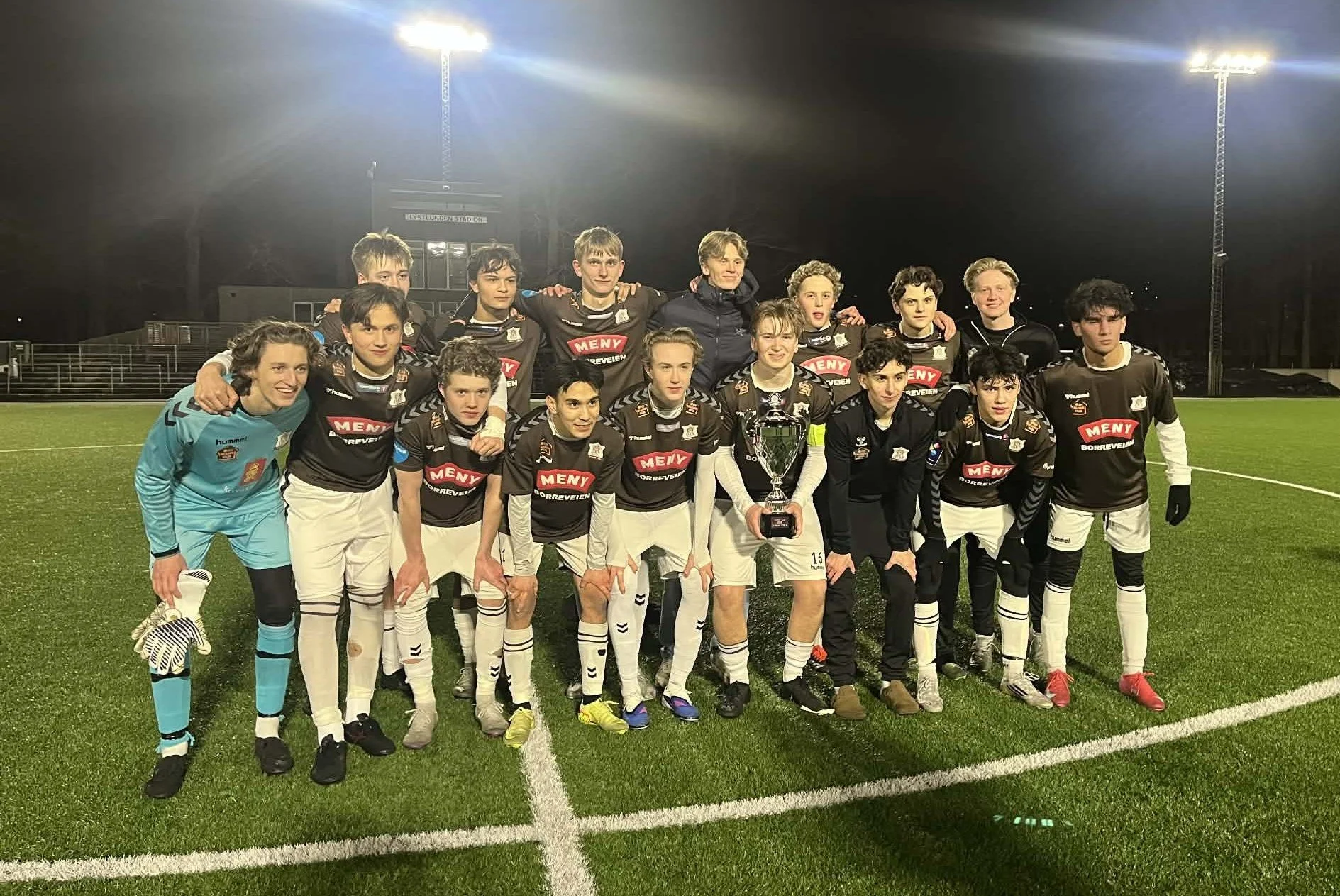 Gutter 19 videre i NM