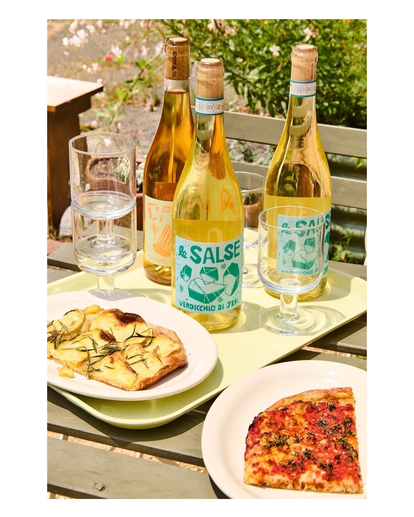 Natural wine + roman pizza + patio weather = pure summer joy
✨
Incredible space, delightful snacks, and natural wine: @redstarttakeaway
Pizza &amp; wine: @redstartfoods @redstarttakeaway and Fuso wines @portovino_imports
@all.opal