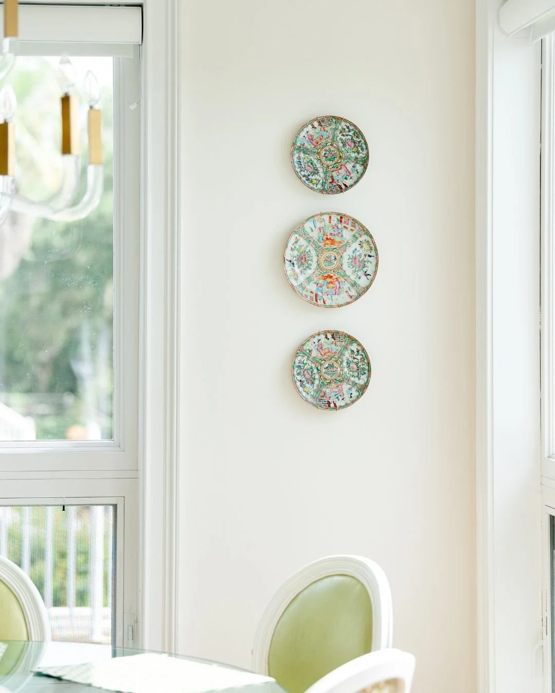 Whether vintage, inherited, or a lucky thrift store find, plates can tie a room together or add a playful pop of charm. We love how these colorful plates work together with the green chairs in this space.⁠
⁠
#wynnepeaceinteriordesign #interiordesigne