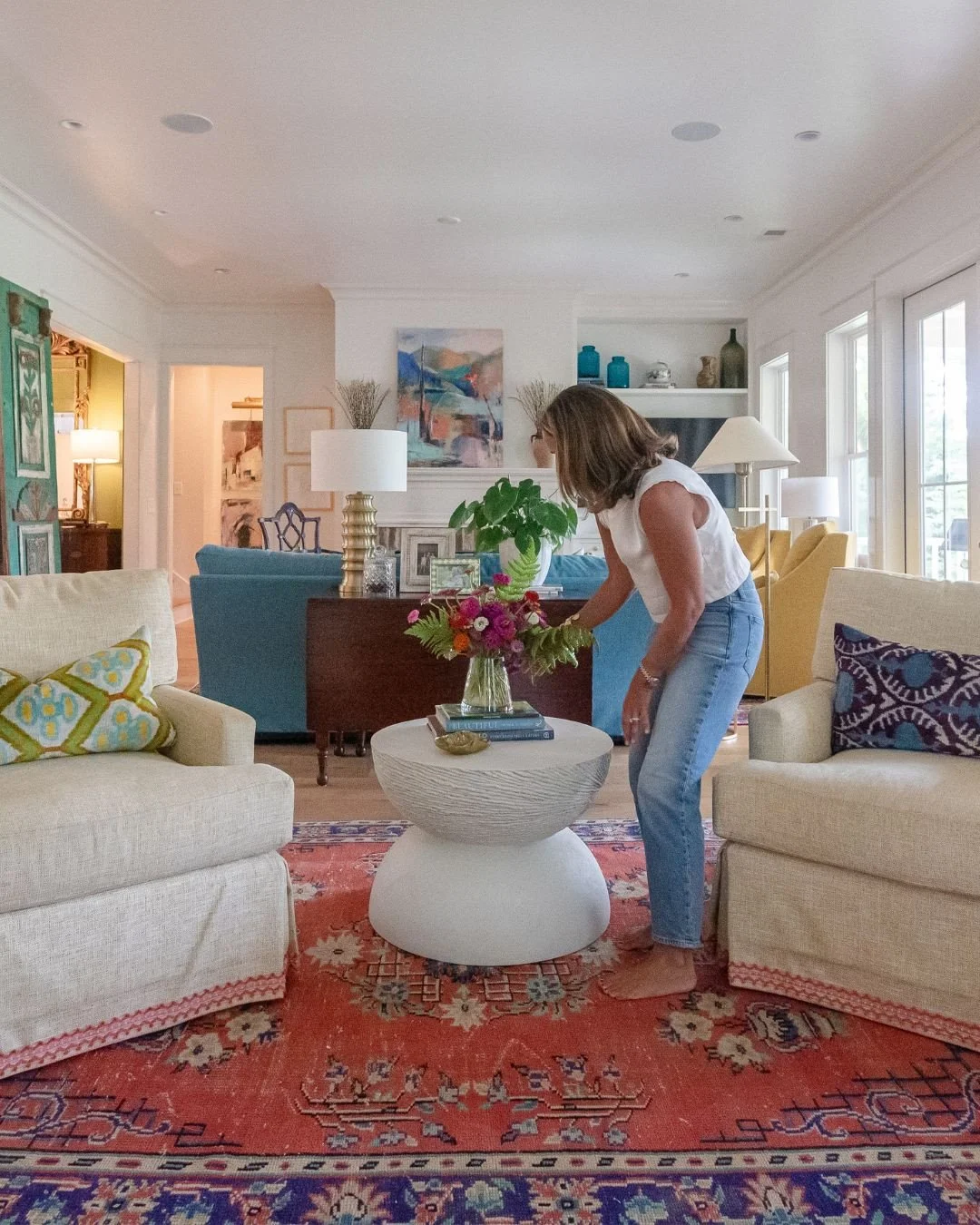 When the weather finally hints at fall outside, we take the cue inside by replacing summer blooms with bouquets of fall colored flowers and cozy seasonal accents.⁠
⁠
#wynnepeaceinteriordesign #fallweather #interiordesign #falldecor #fallflorals
