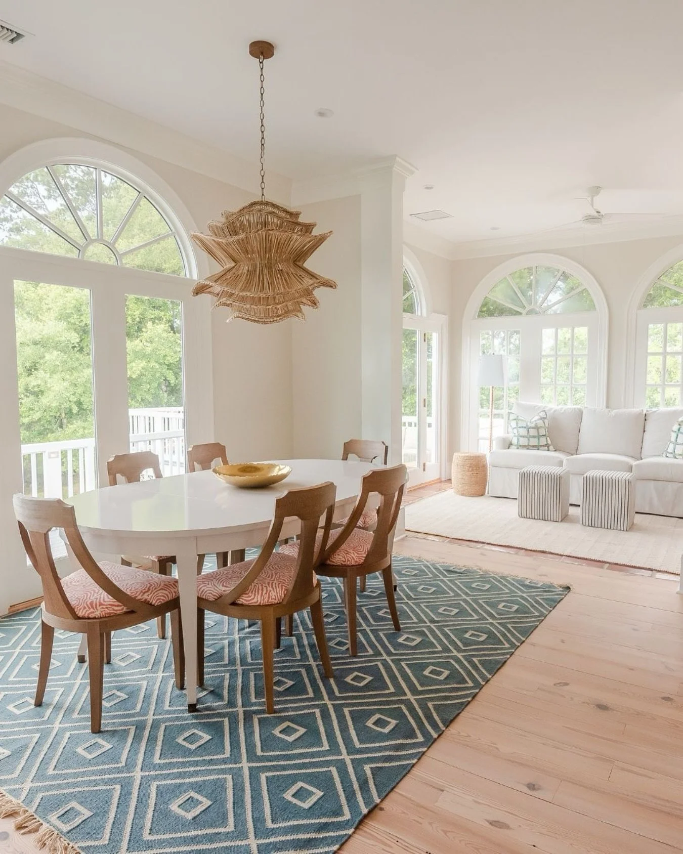 Weekend plans: Gather around and enjoy the simple luxury of a space that welcomes everyone to the table.

#wynnepeaceinteriordesign #interiordesign #weekend #tgif #friday #interiordesigner #diningroominspo #familytable
