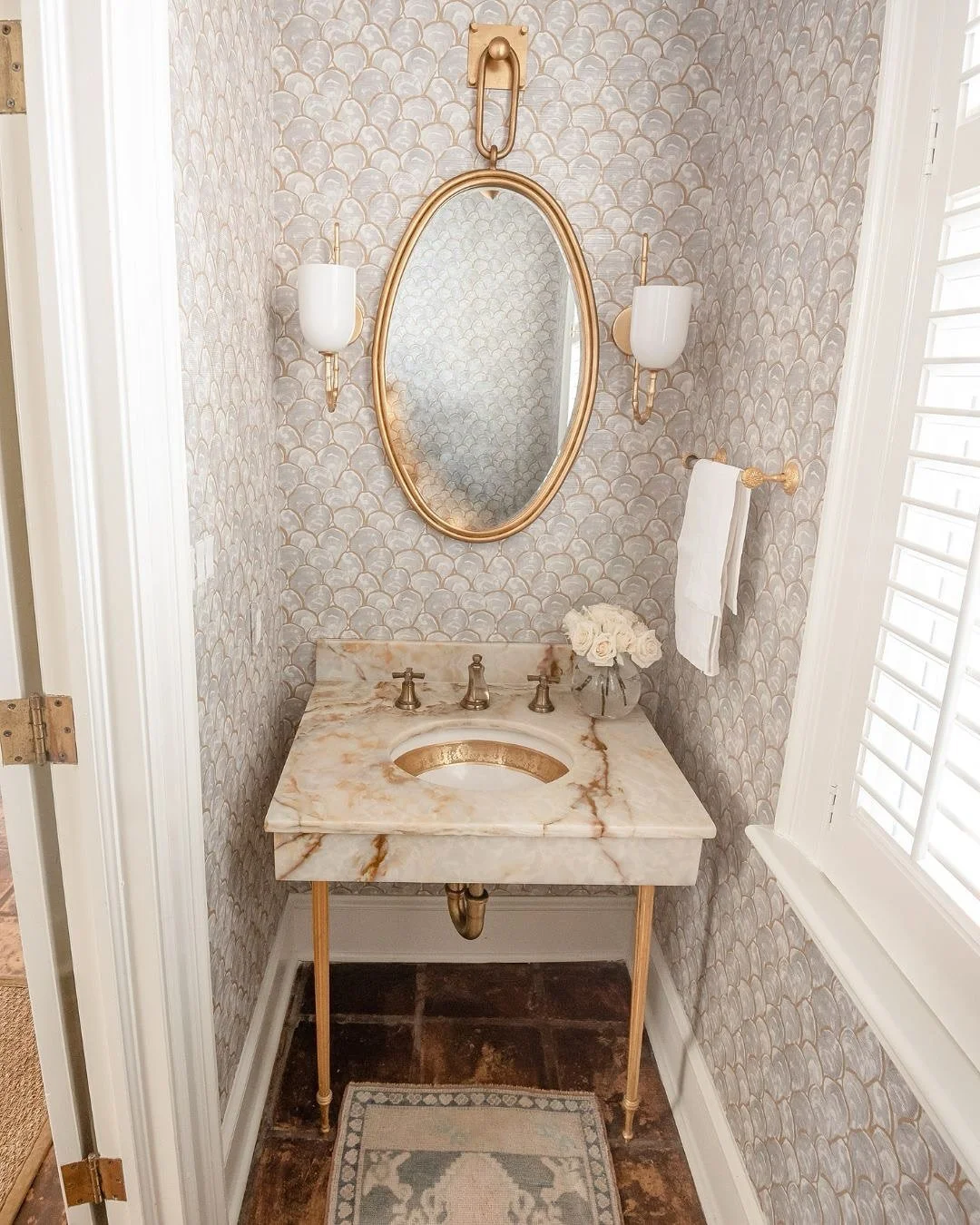 A little powder room with a lot of glow, thanks to the beautiful oyster shell wallpaper and all of the gold finishes.

#wynnepeaceinteriordesign #powderroominspo #interiordesign #wallpaper #goldfinishes #wallpaper #powderroom