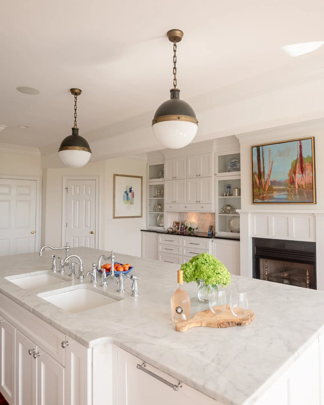 Open shelving or closed cabinets - what&rsquo;s your style? We love how this kitchen balances the two, giving the owner space to showcase the things she loves most.⁠
⁠
#kitcheninspo #wynnepeaceinteriordesign #openshelving #kitchendesign #interiordesi