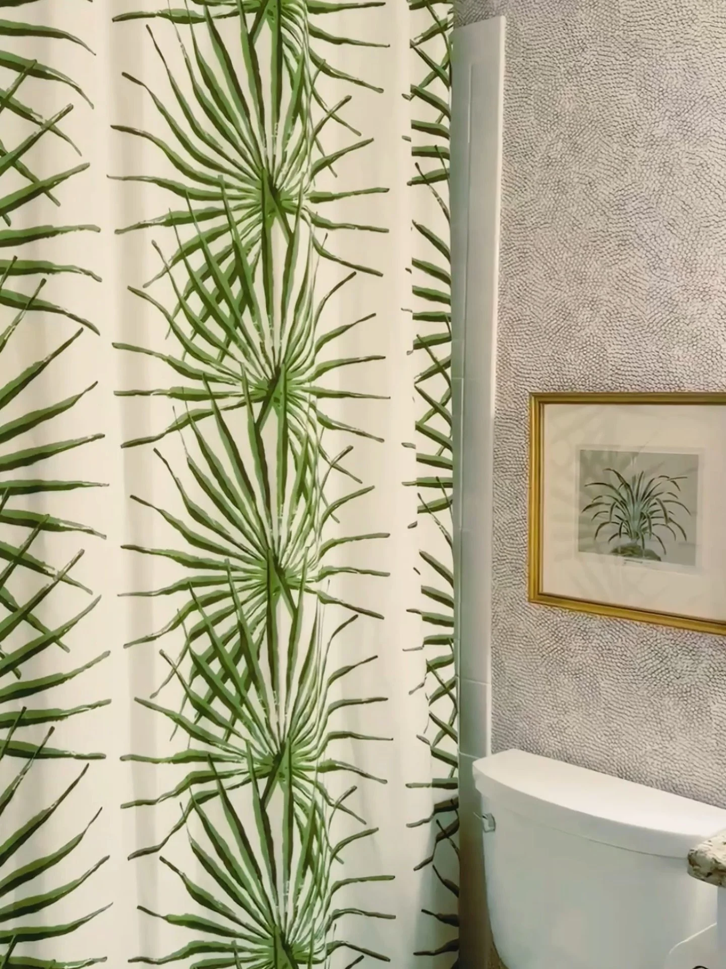 It&rsquo;s easy to fall in love with a fabric this good. The Palmetto Stripe by Palm Orleans brings the perfect punch of color to this space!

#palmorleans #customfabric #punchofcolor #showercurtain #bathroominspo #wynnepeaceinteriordesign