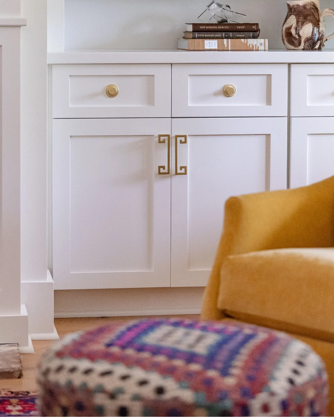 We love when hardware becomes its own little design moment.⁠
⁠
#wynnepeaceinteriordesign #designinspo #hardware