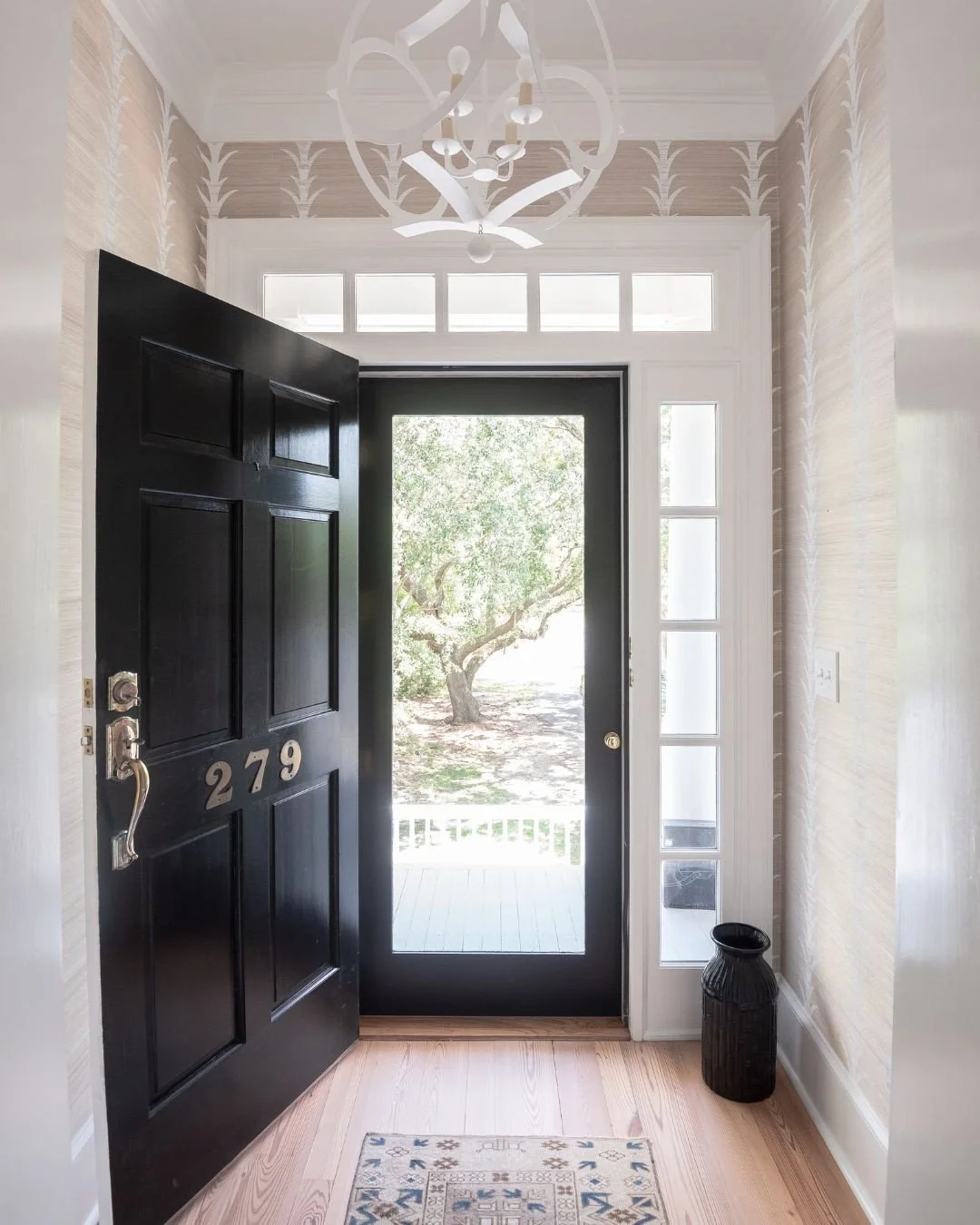 Stepping into the week with a clean, classic entryway.⁠
⁠
#happymonday #entryway #designinspo #wynnepeaceinteriordesign