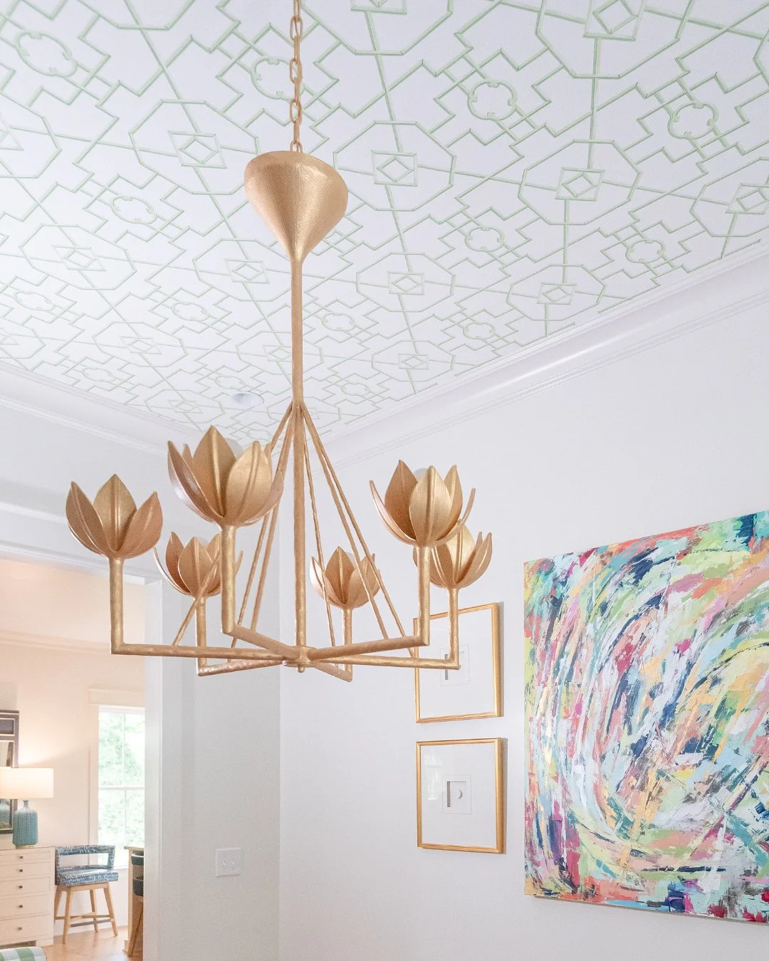 Wallpaper on the ceiling? Yes, please! It really brings the green through the room and ties everything together beautifully here.⁠
⁠
#wpid #diningroominspo #wallpaper #interiordesign