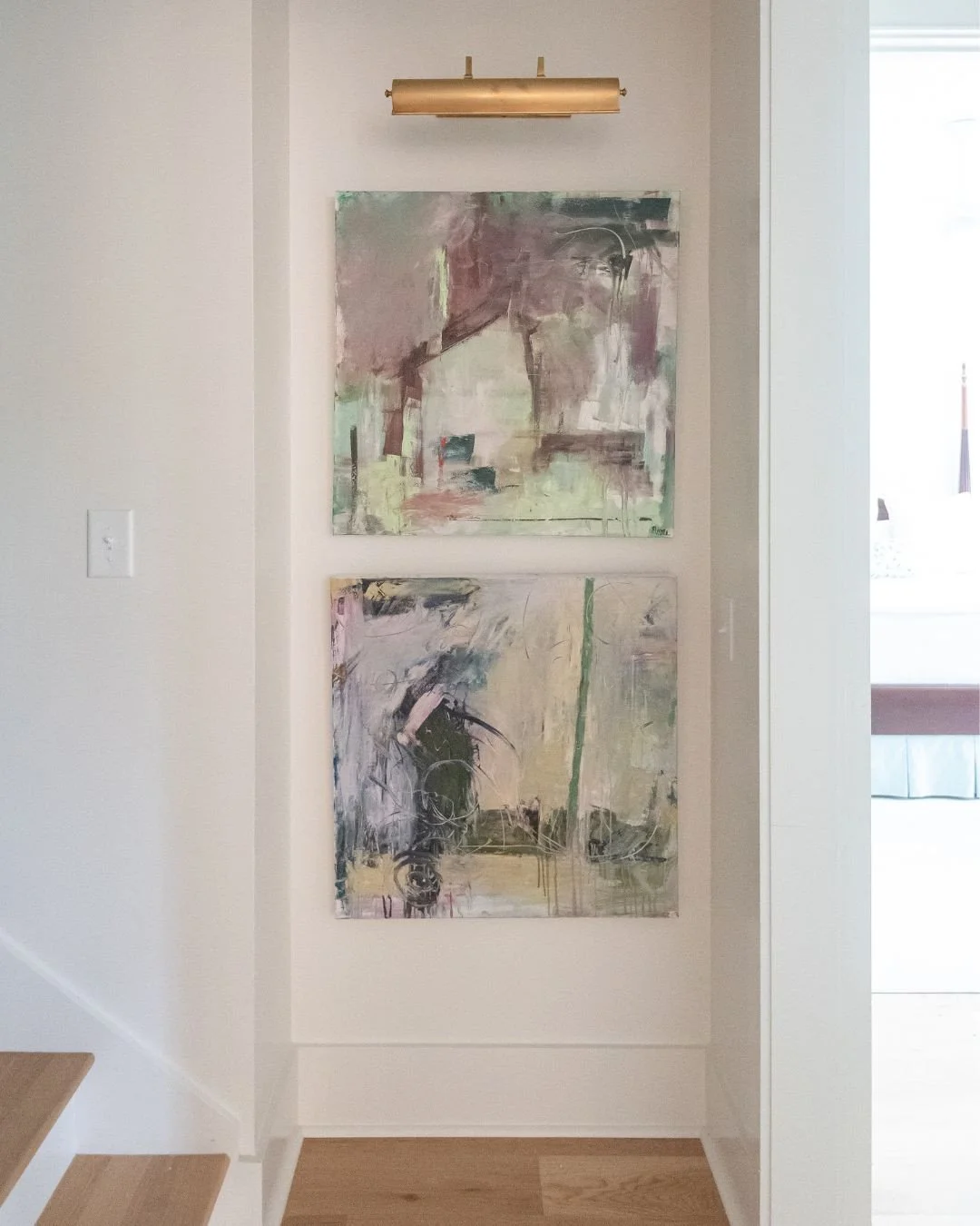 Proof that a little art and a little light goes a long way.⁠
⁠
#wynnepeaceinteriordesign #interiordetails #artmoment #designinspo #picturelight