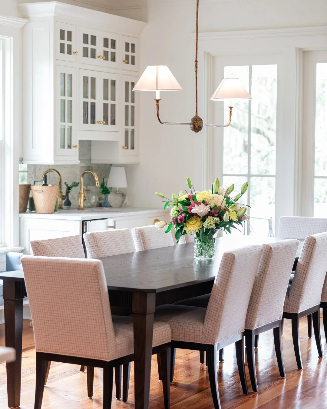A dining room designed to fit everyone for Sunday supper, where cushioned chairs invite you to stay awhile.⁠
⁠
#diningroominspo #sundaysupper #wynnepeaceinteriordesign #wetbar