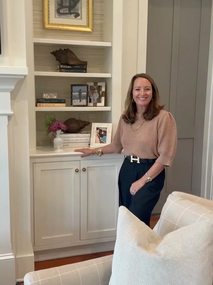 Grasscloth in a bookcase? Yes please! It adds instant warmth, texture, and so much character. Swipe to see more.

#shelfdecor #grasscloth #wallpaper #wynnepeaceinteriordesign #bookshelf