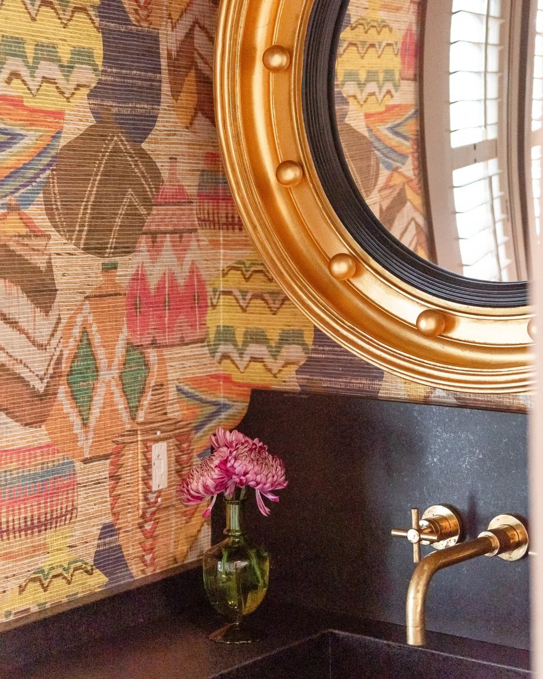 This little powder room packs a big punch. From the vibrant grass cloth wallpaper to the custom black stone sink and vintage inspired brass mirror, it is full of statement making details!⁠
⁠
#wynnepeaceinteriordesign #grasscloth #powderroom #powderro