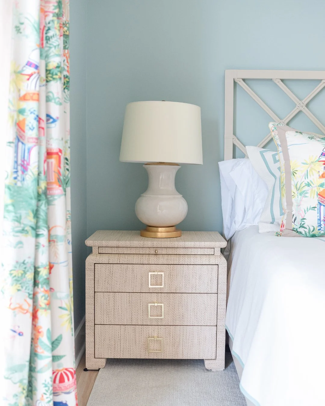 A matching moment done right. Carrying the same chinoiserie-inspired print from the drapery to the pillows adds cohesion without feeling too formal, especially when balanced with soft textures and coastal hues.⁠
⁠
#wynnepeaceinteriordesign #bedroomin
