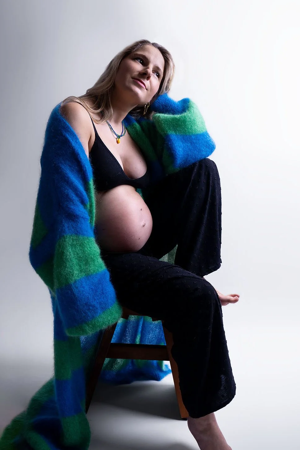 Babybauch Foto in Berlin von einer modischen Schwangeren