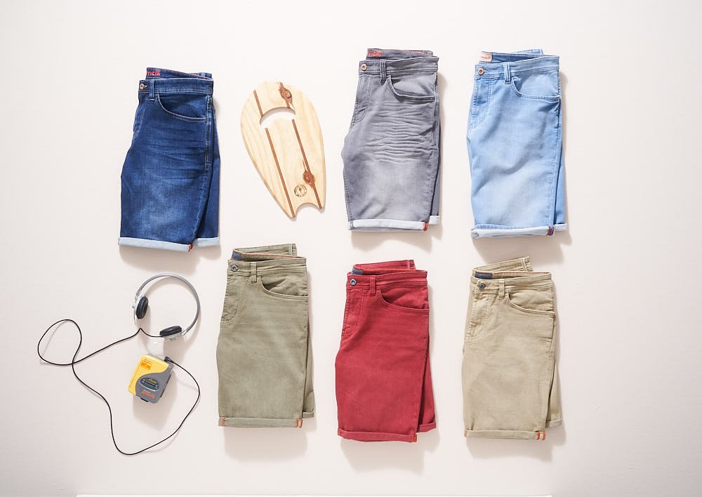 ein Dekoriertes Still mit bunten Männer Shorts