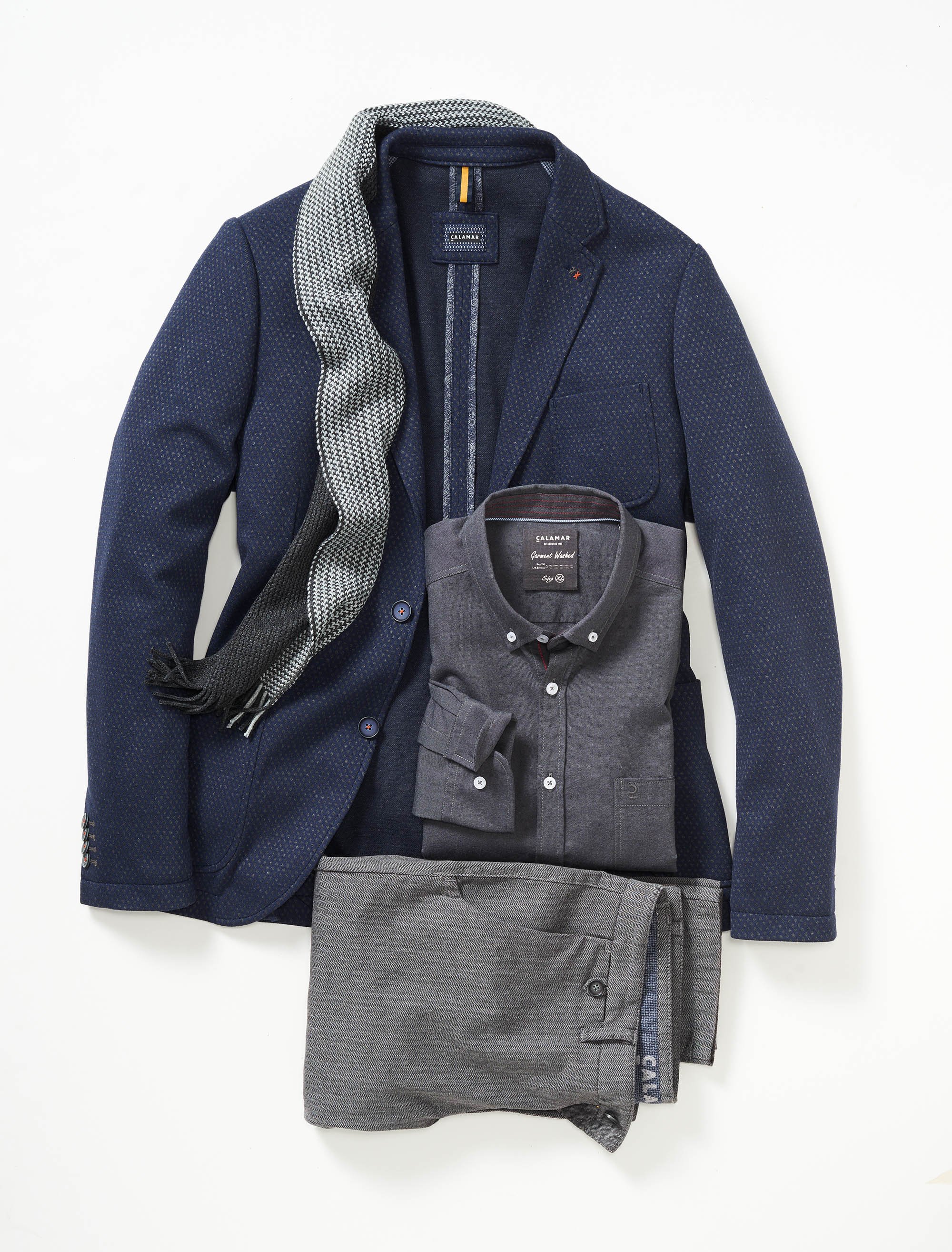 Ein Mode Still mit Sakko, Hemd, Hose und Schal