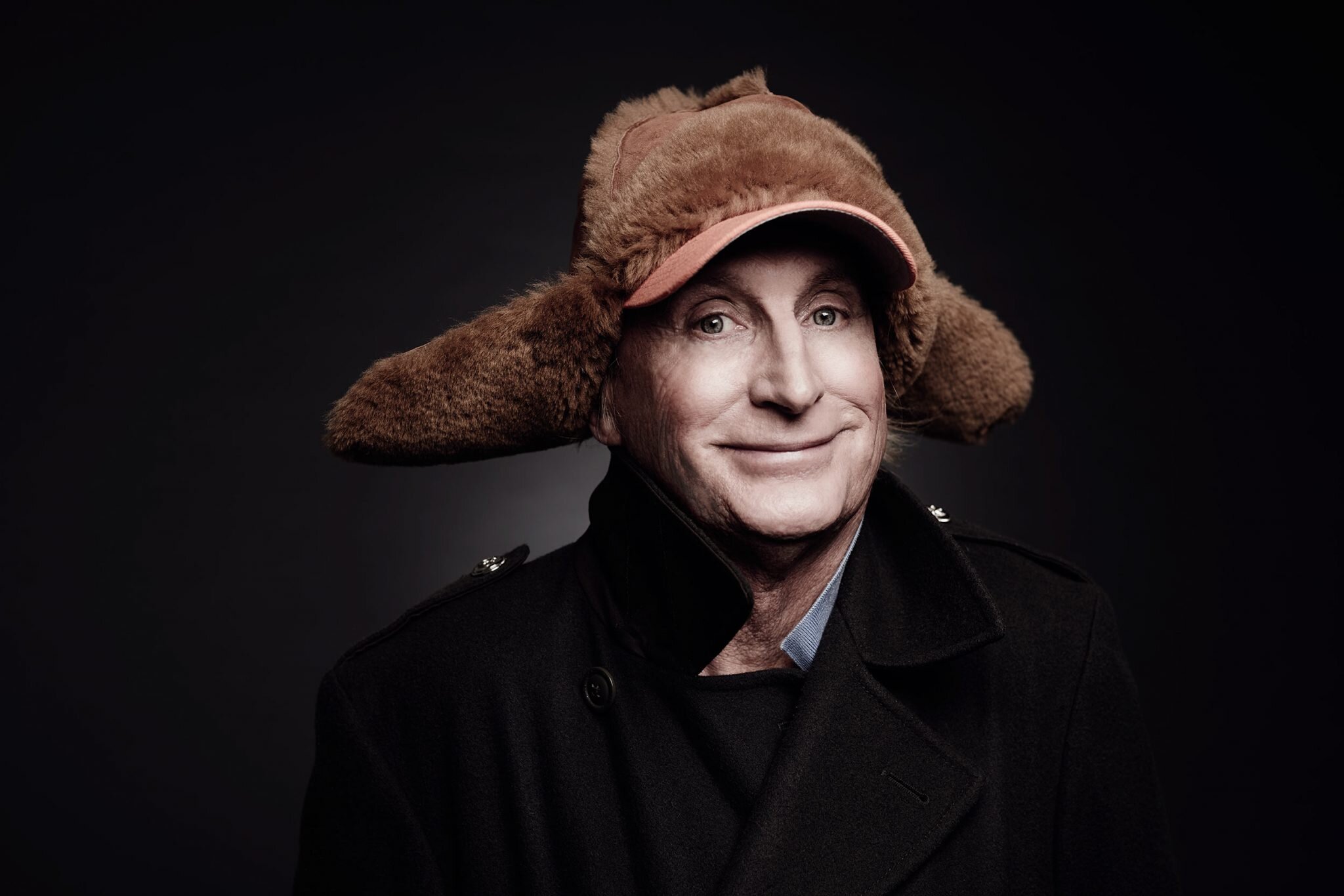 Otto Waalkes Portrait mit einer Fellmütze und einem Caban Mantel