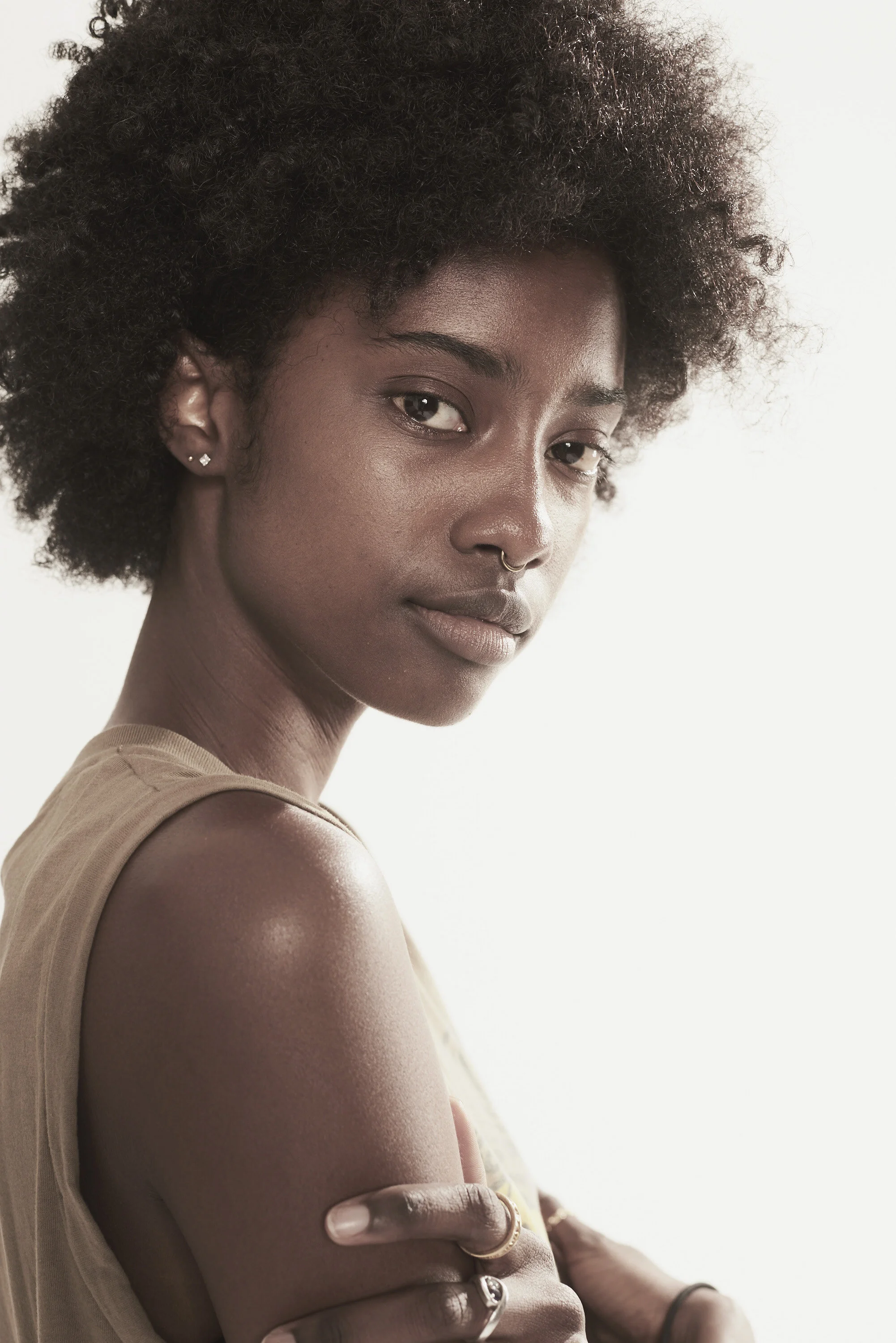 Ein afrikanisches Fotomodel schaut seitlich in die Kamera