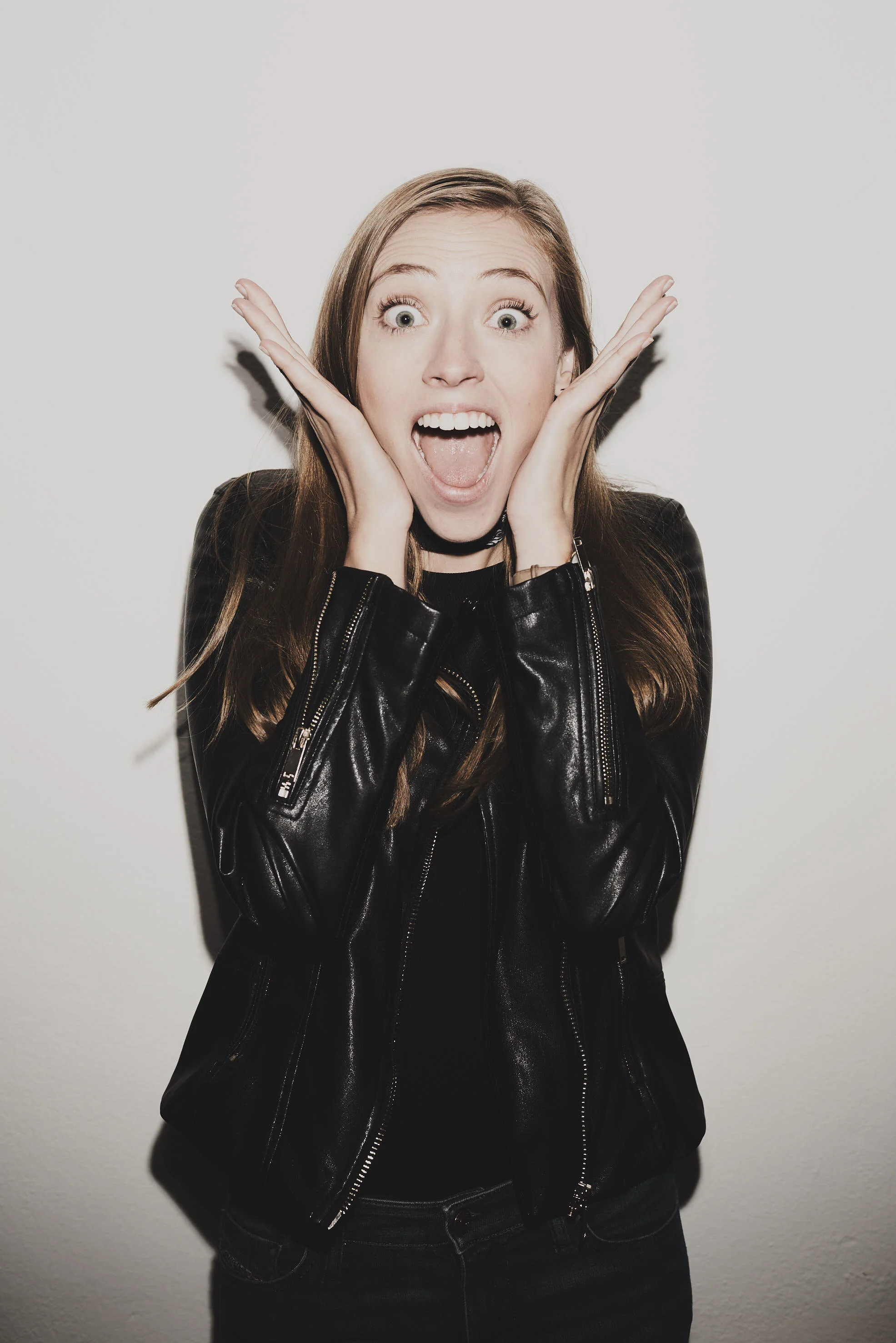 Ein Portraitfoto einer aufgeregten jungen Frau