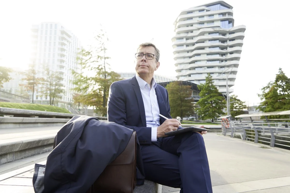 Dr. Kai Pfitzner vor dem Unilever Gebäude in Hamburg Business Portrait von Daniel Reinhold