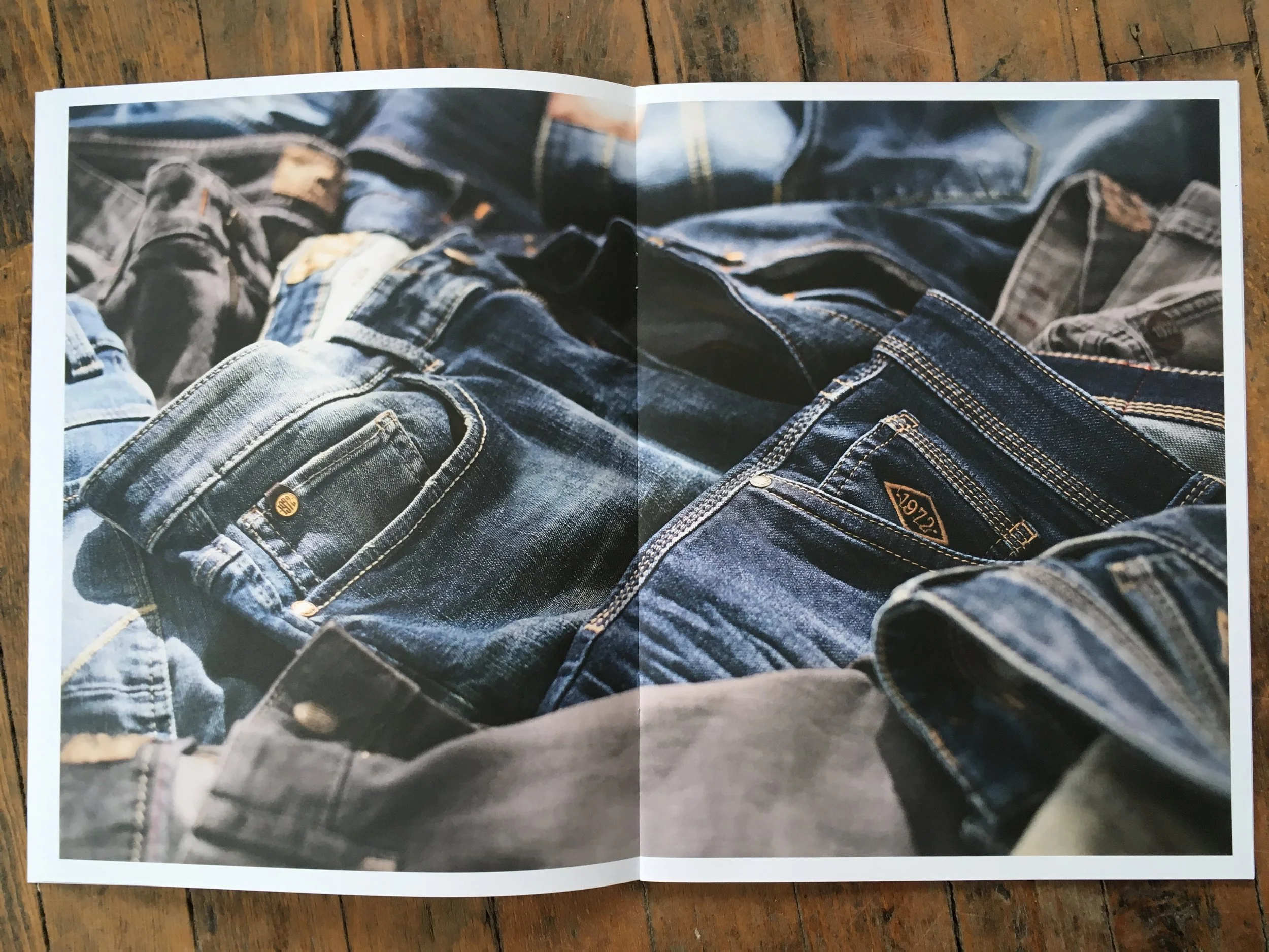 eine abfotografierte Doppelseite eines Jeans Katalogs