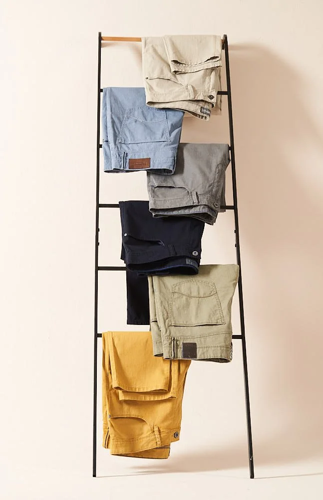 eine Treppe mit hängenden Chinos