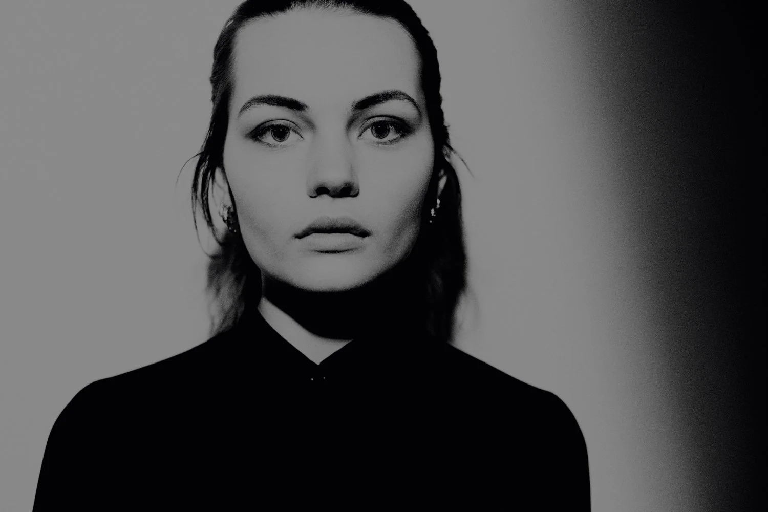 Portraitfoto des Models Marlene Nohl in schwarz weiss