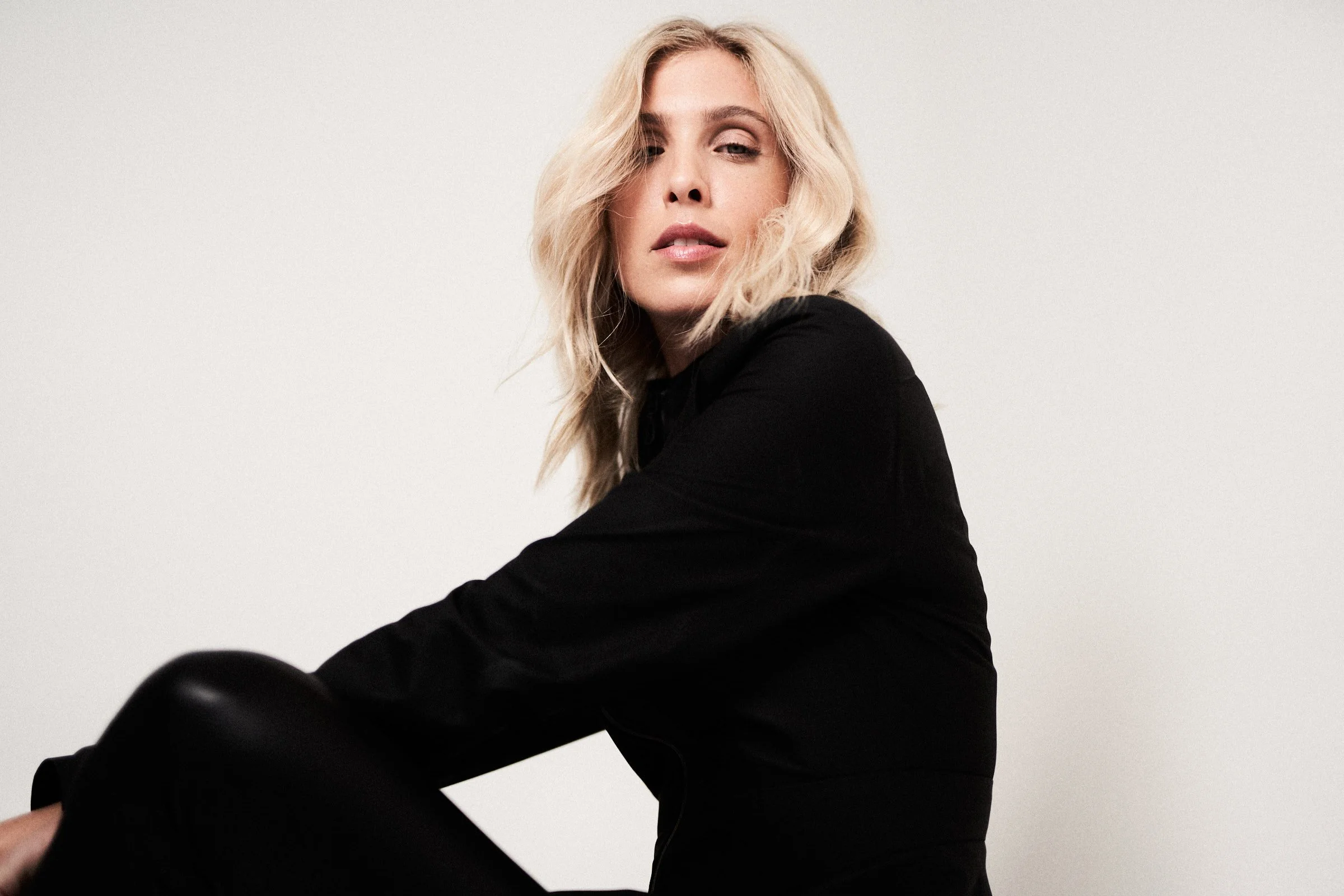 Modefoto der Marke Jay Daze zeigt eine blonde Frau in einem schwarzen Outfit