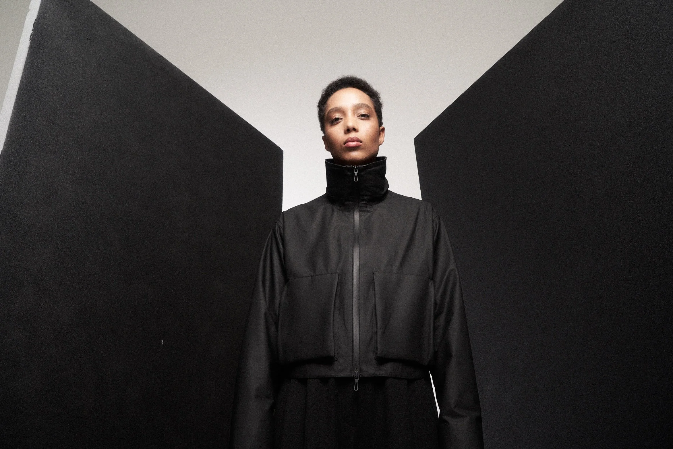 Eine junge schöne Frau in einer schwarzen Lederjacke, Modefoto für Jay Daze