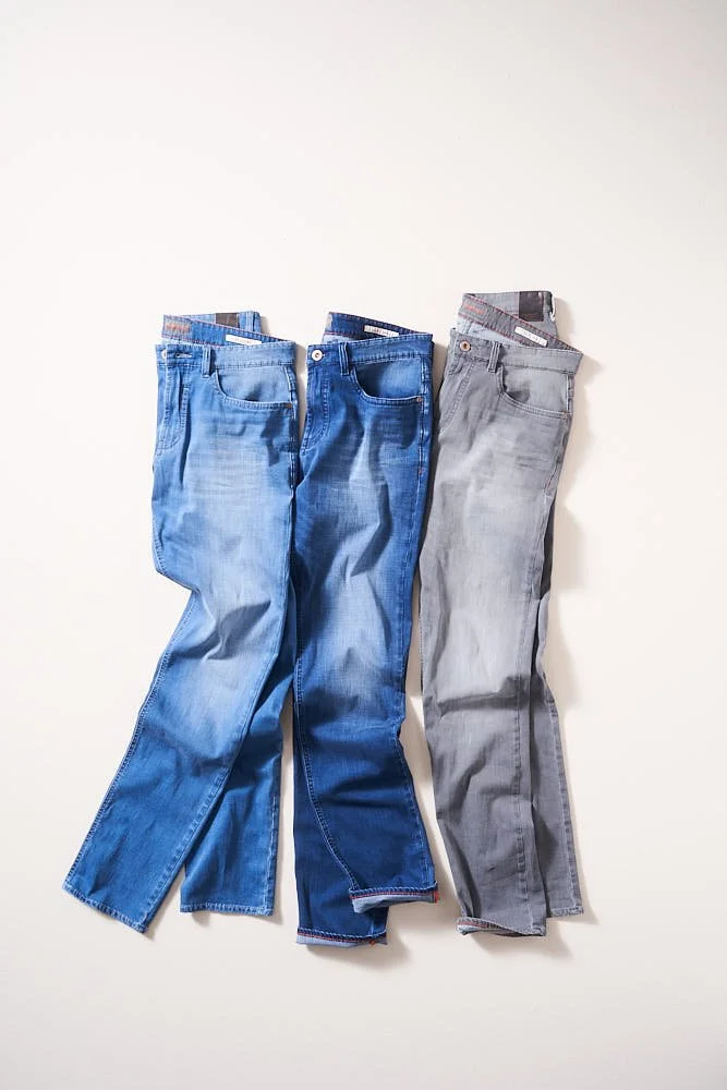 Drei Hosen in ganzer Länge gelegt