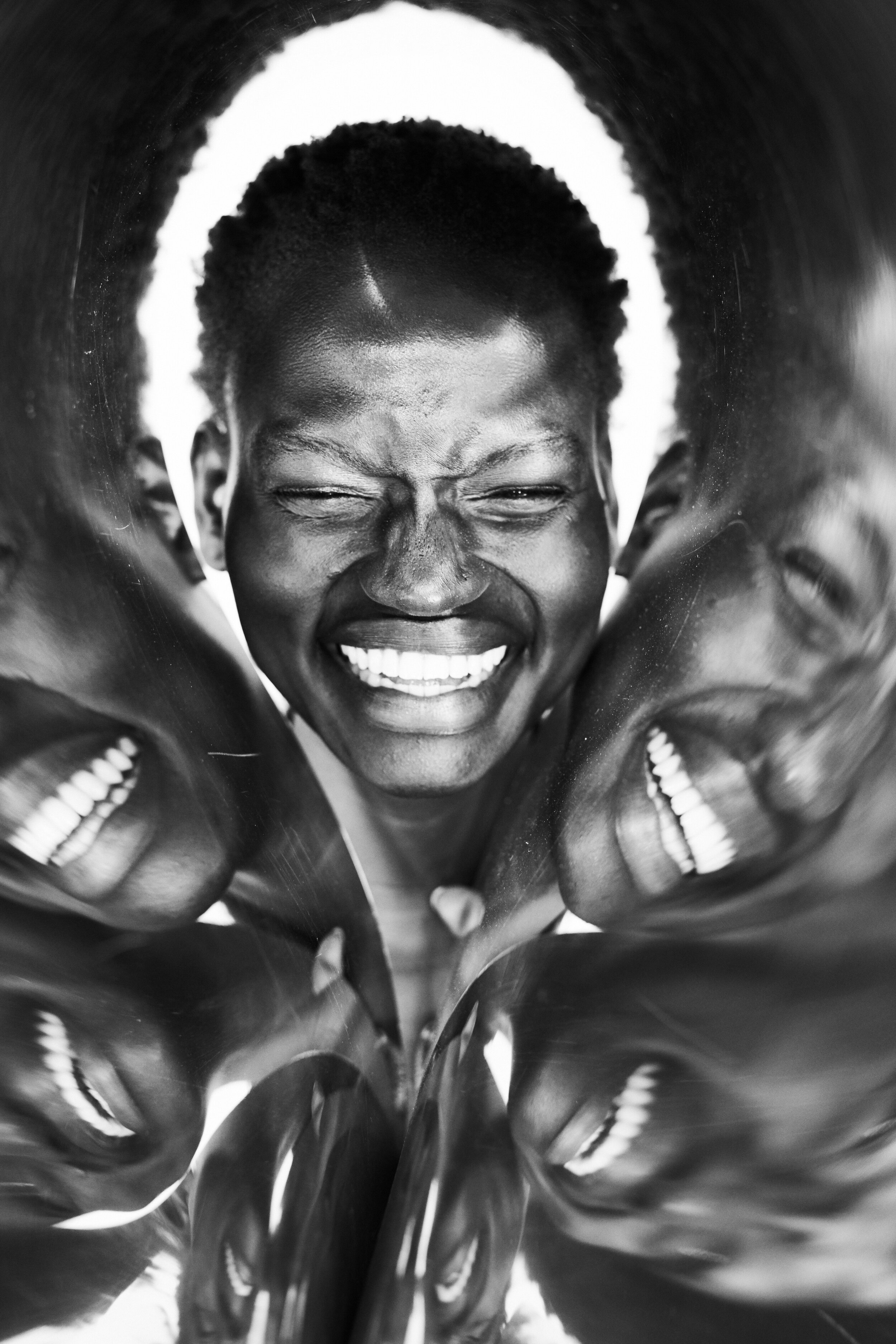 Ein portrait einer Frau in einem Spiegeltunnel