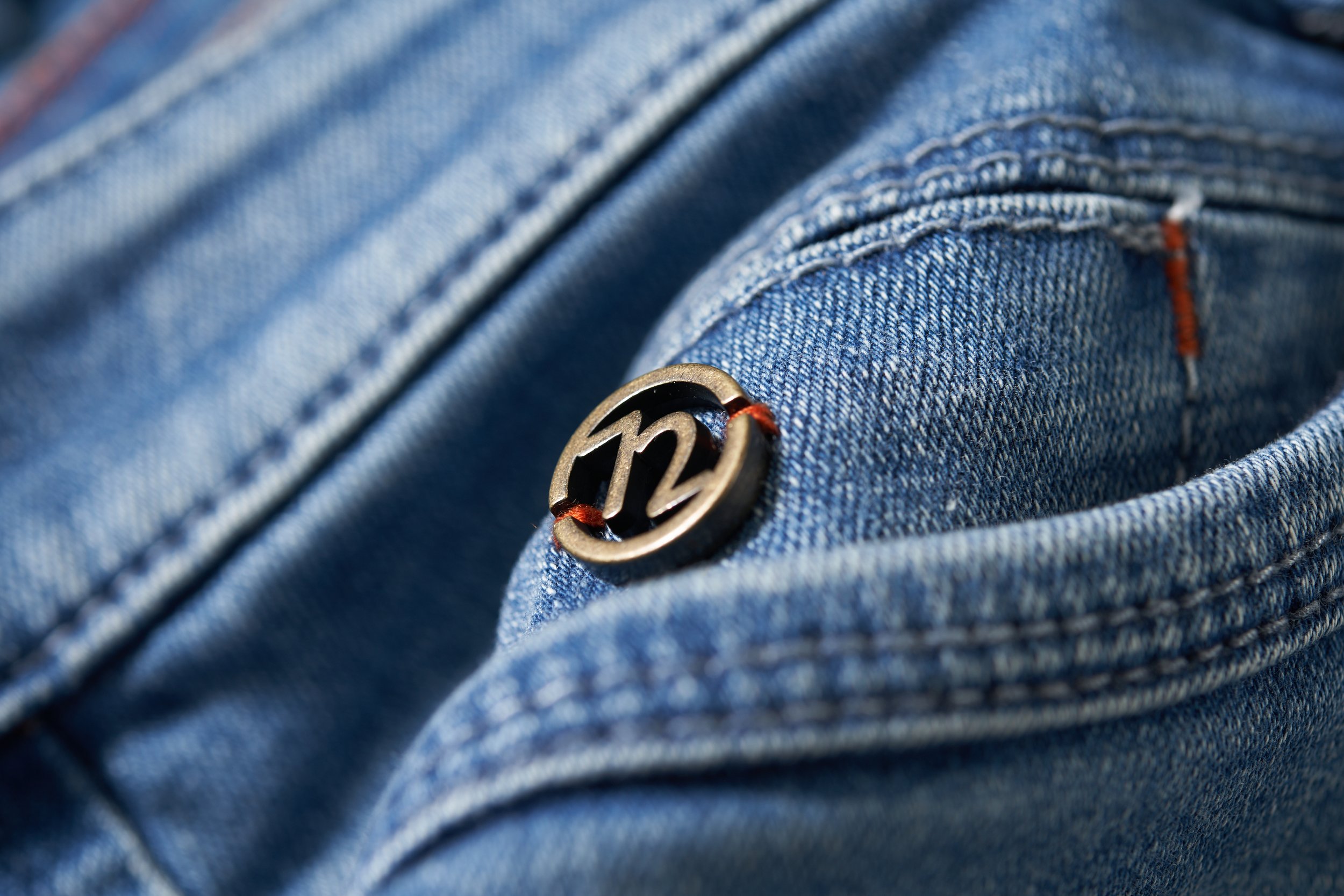 Ein Closeup eines Markenlogos auf einer Jeans 