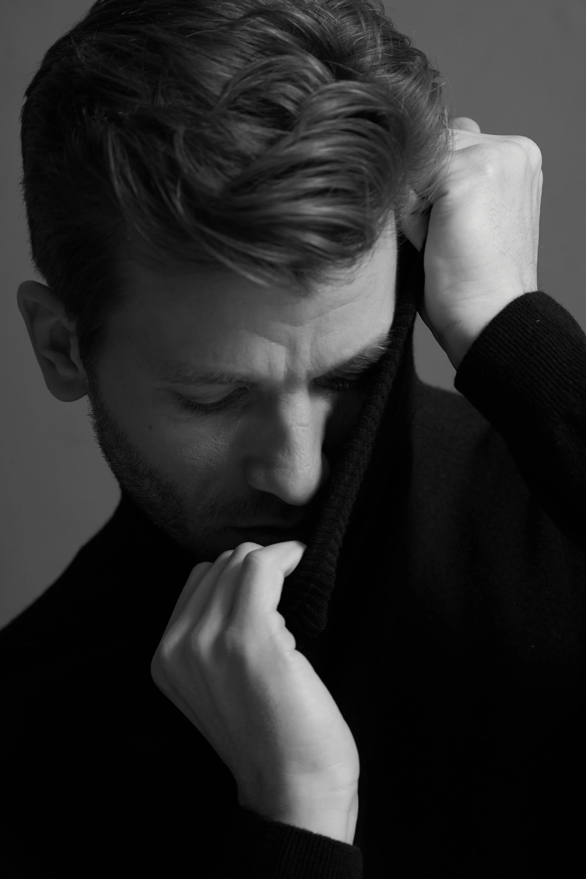 Ein Modefoto eines Mannes mit Rollkragenpullover in schwarz weiss